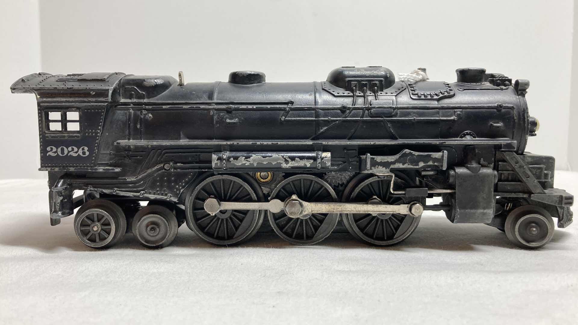 Photo 2 of LIONEL LOCOMOTIVE 2026 YR-1951-52 W TENDER CAR