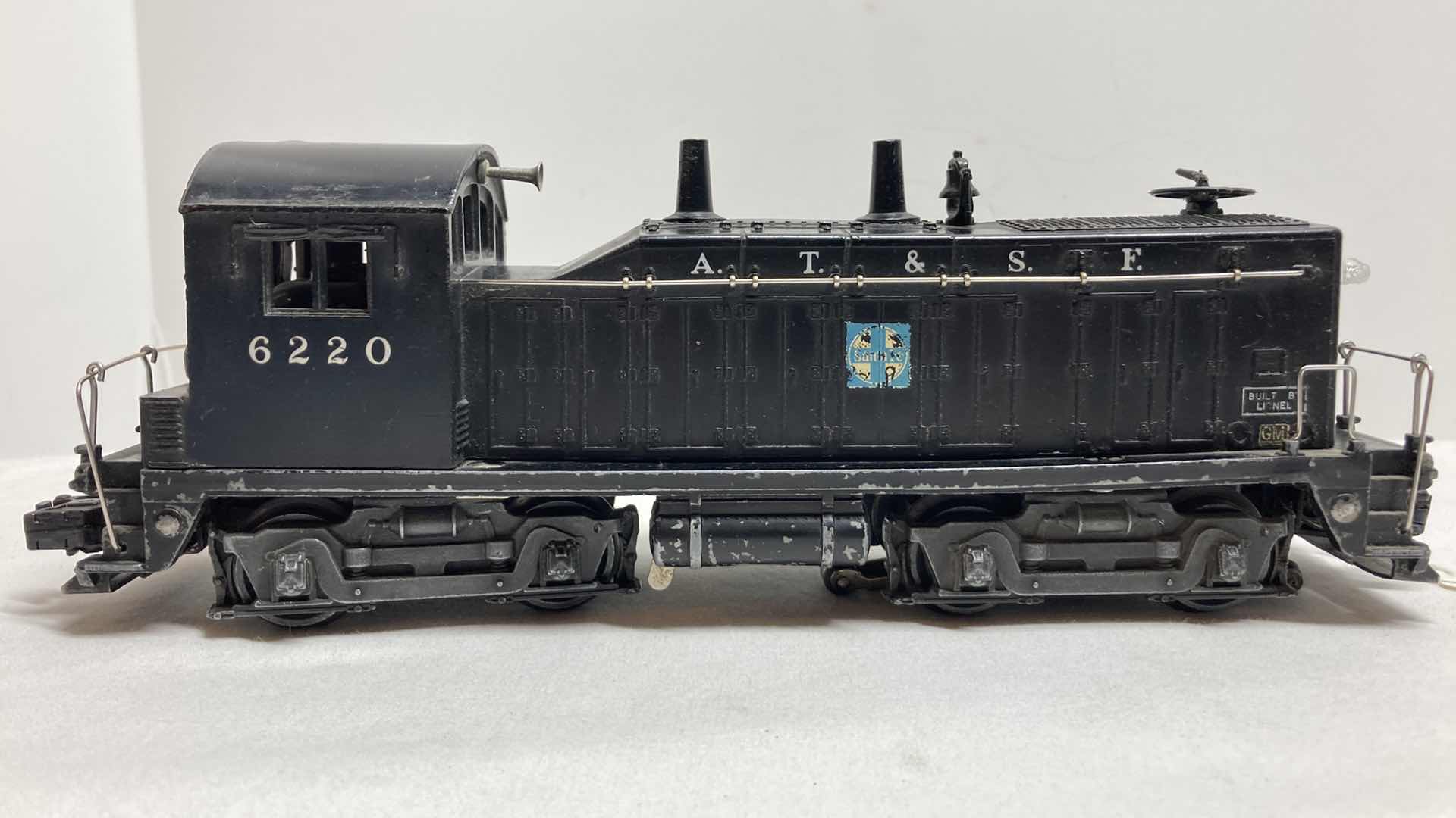 Photo 1 of LIONEL AT& SF LOCOMOTIVE 6220 YR1950