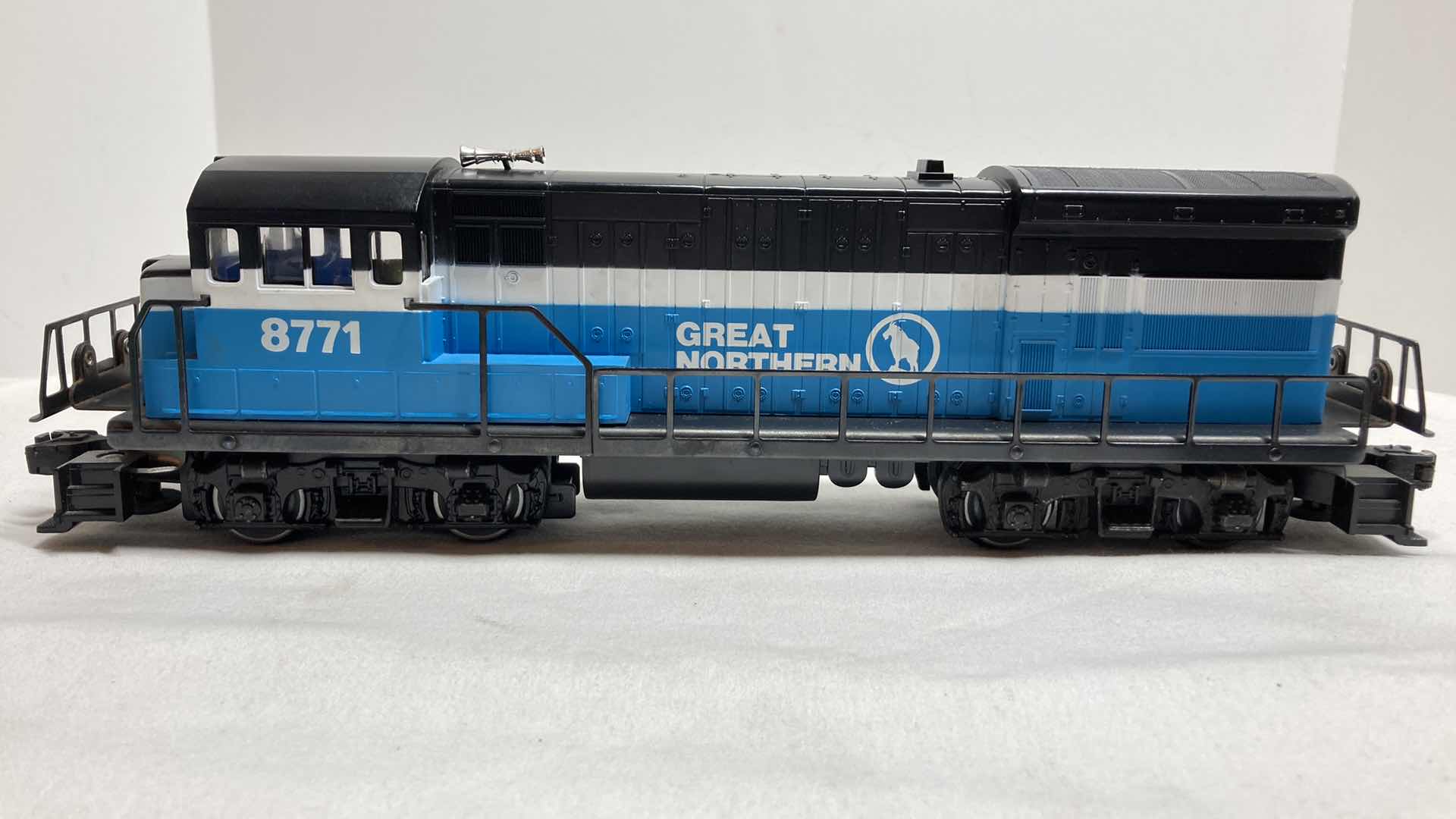 Photo 3 of LIONEL GREAT NORTHERN LOCOMOTIVE 8771 YR1977