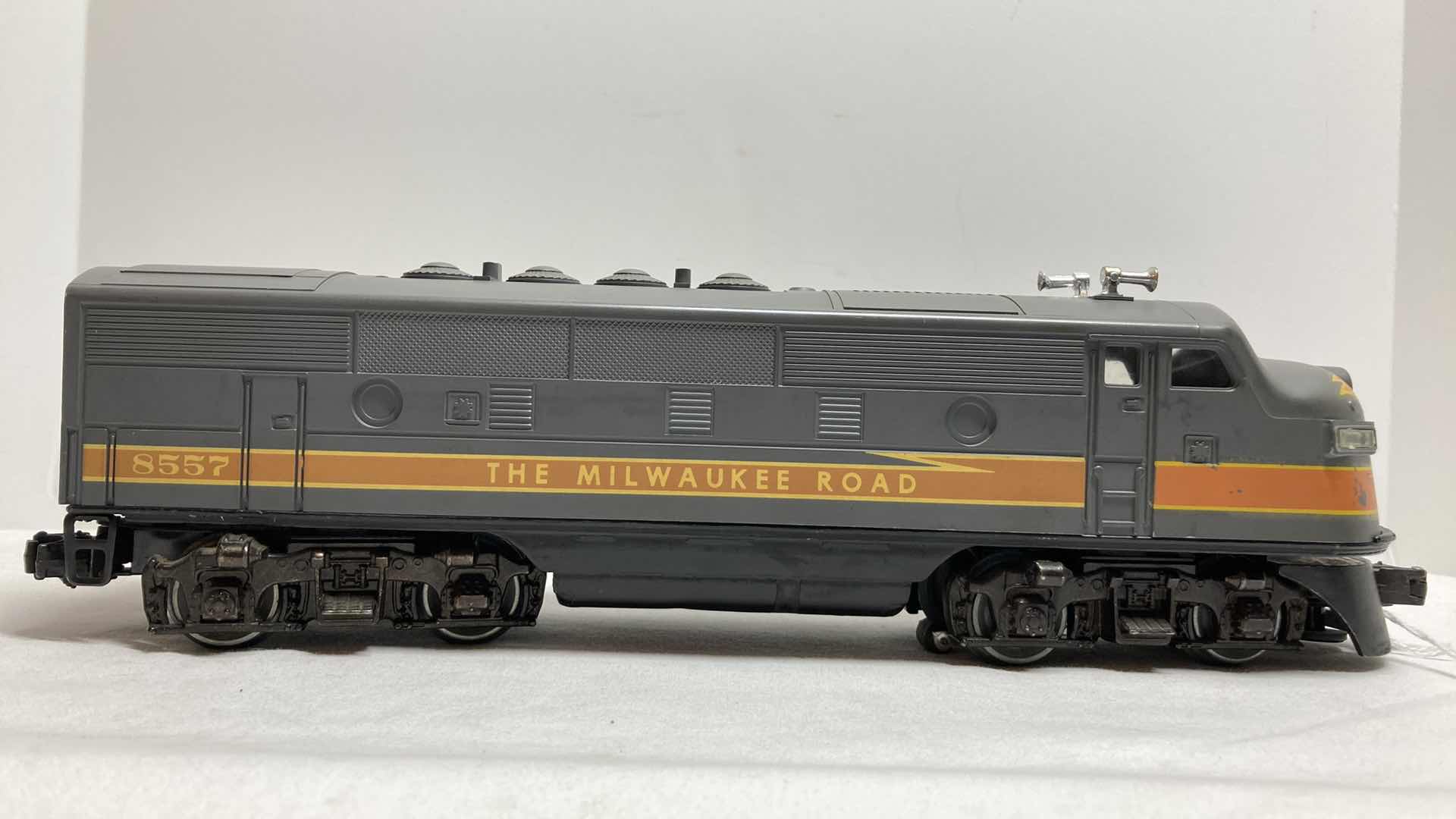 Photo 2 of LIONEL MILWAUKEE ROAD LOCOMOTIVE 8557 & MILWAUKEE ROAD CAR 8575 YR1975