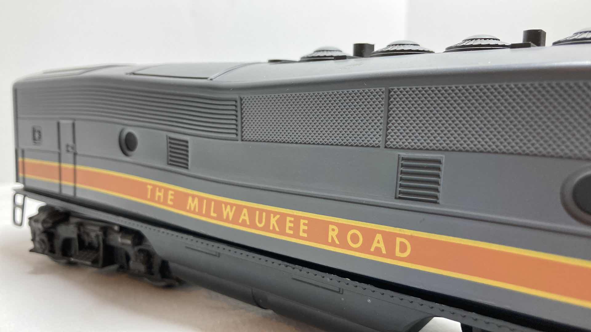 Photo 14 of LIONEL MILWAUKEE ROAD LOCOMOTIVE 8557 & MILWAUKEE ROAD CAR 8575 YR1975