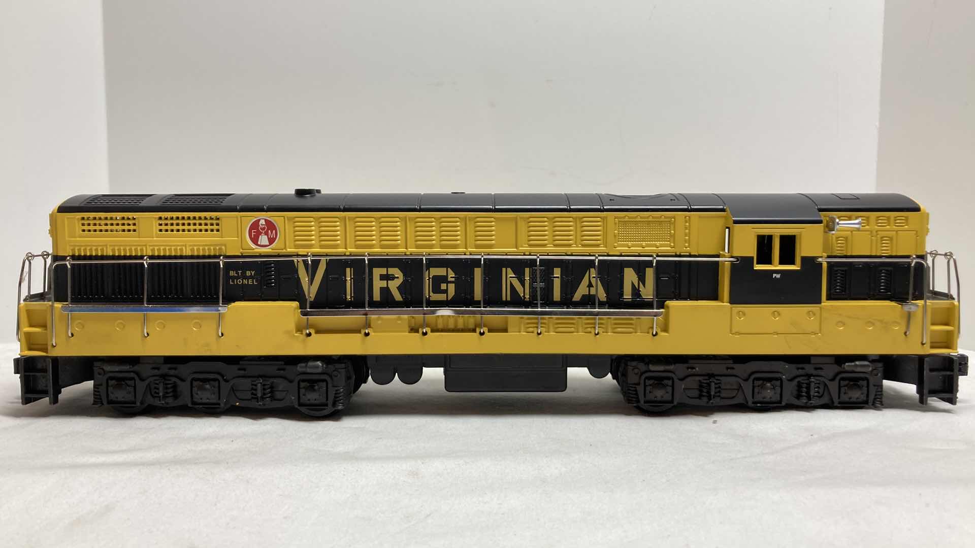 Photo 1 of LIONEL VIRGINIAN FM TRAIN MASTER DIESEL LOCOMOTIVE 6-8950 YR1979