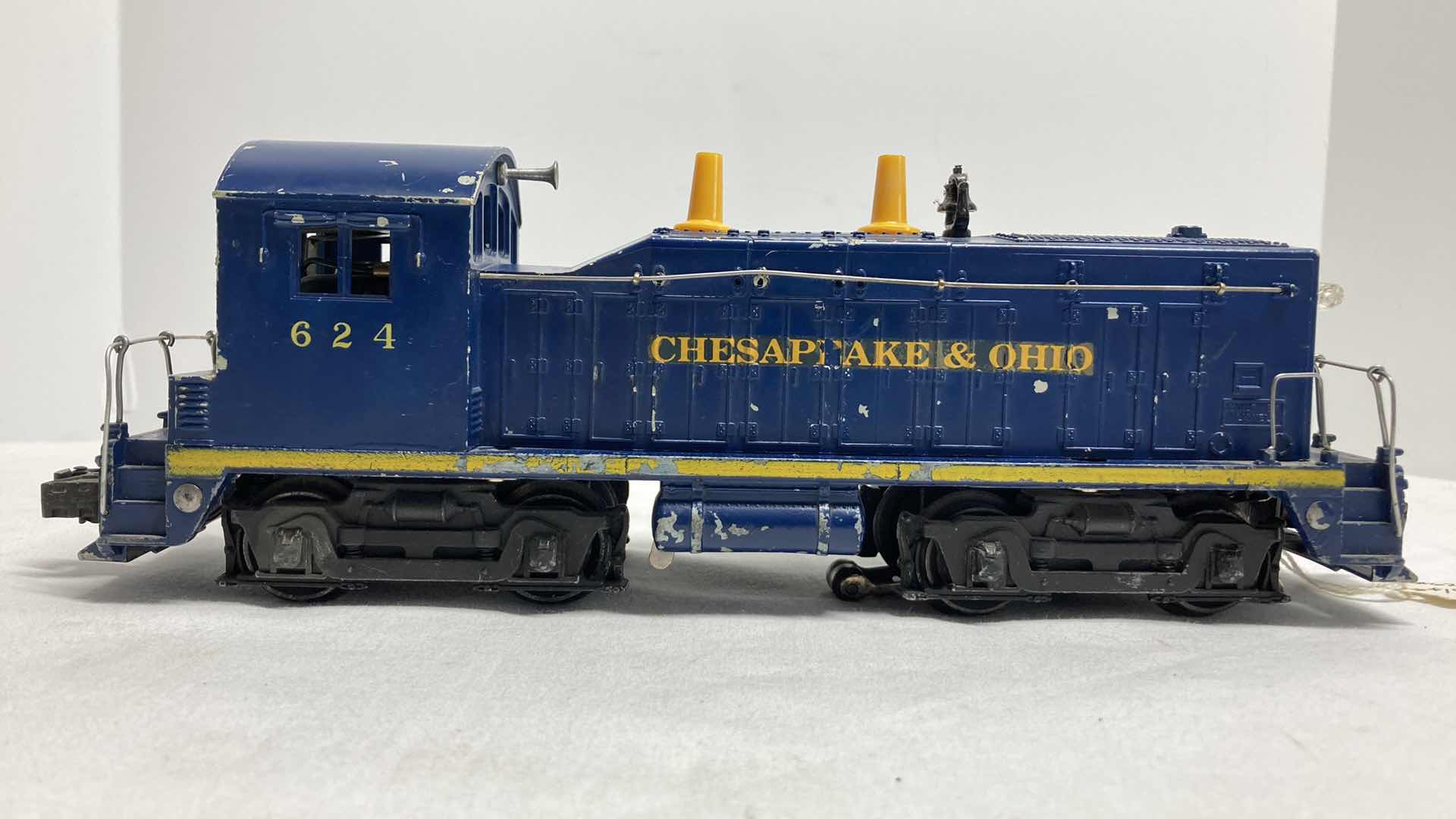 Photo 1 of LIONEL CHESAPEAKE & OHIO NW-2 LOCOMOTIVE 624 YR1952-54