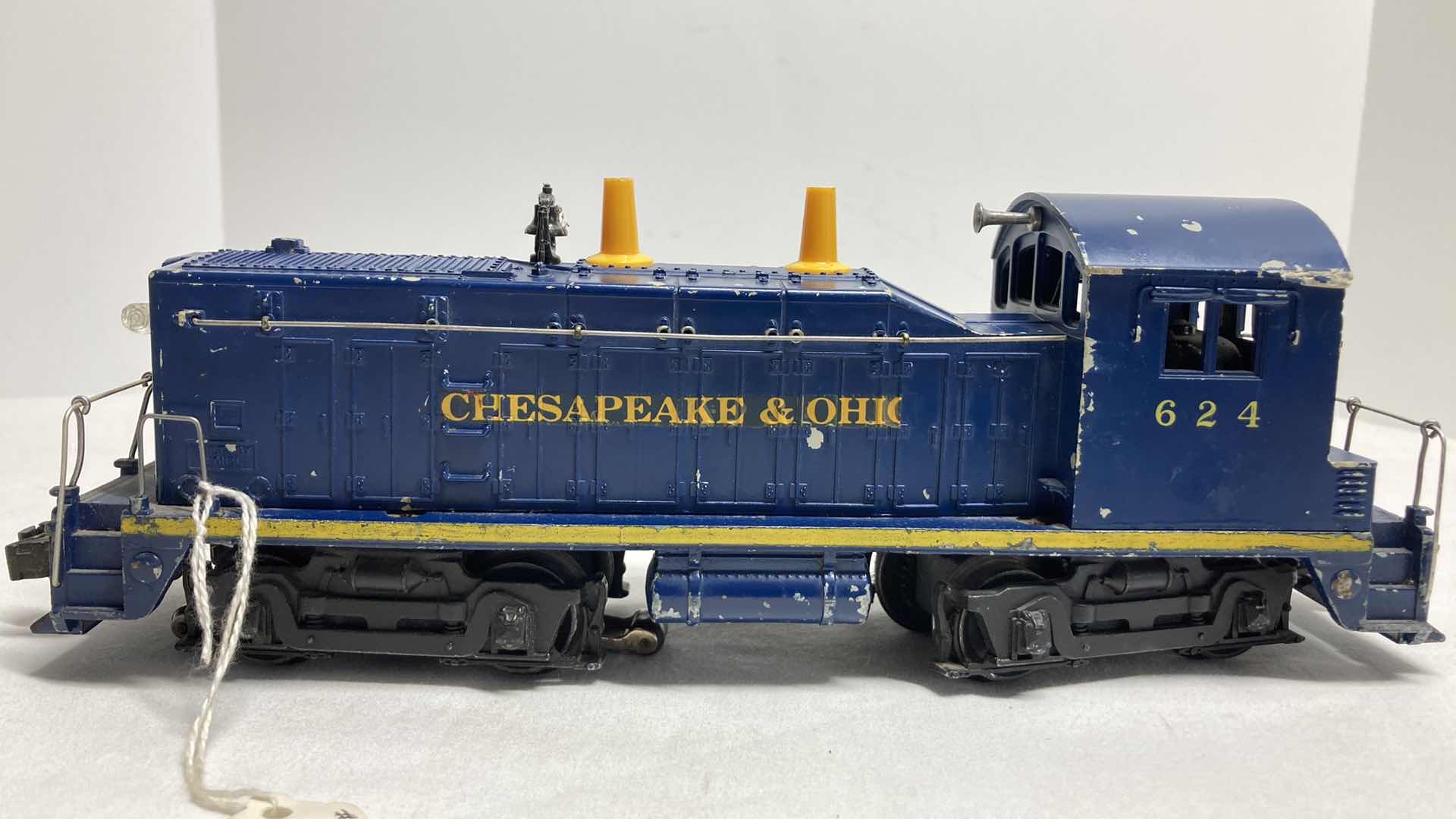 Photo 3 of LIONEL CHESAPEAKE & OHIO NW-2 LOCOMOTIVE 624 YR1952-54