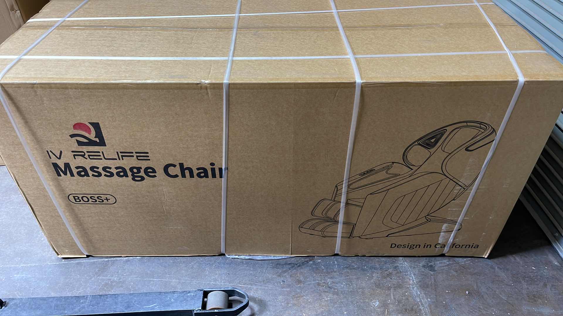 Photo 4 of IV RELIFE BOSS+ MASSAGE CHAIR BLACK & CHAMPAGNE NEW IN BOX