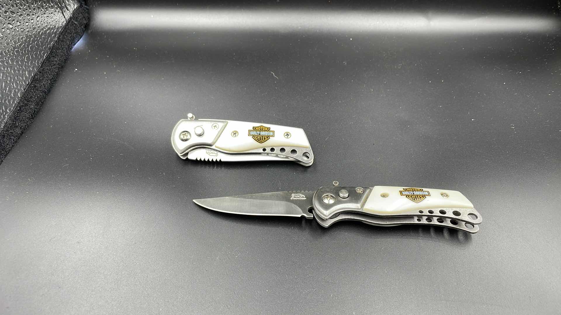 Photo 1 of SET OF TWO HARLEY DAVIDSON KNIVES 6”