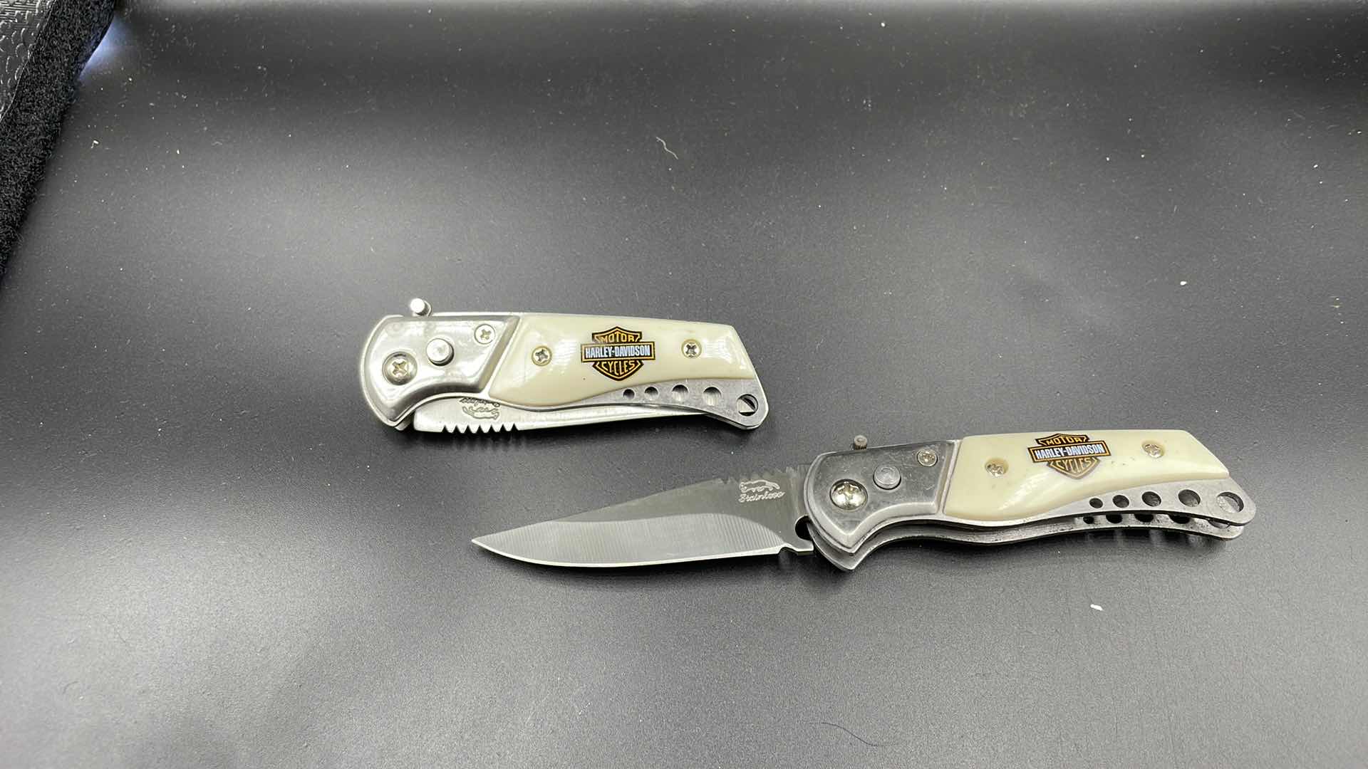 Photo 1 of SET OF TWO HARLET DAVIDSON KNIVES SET OF TWO 6”