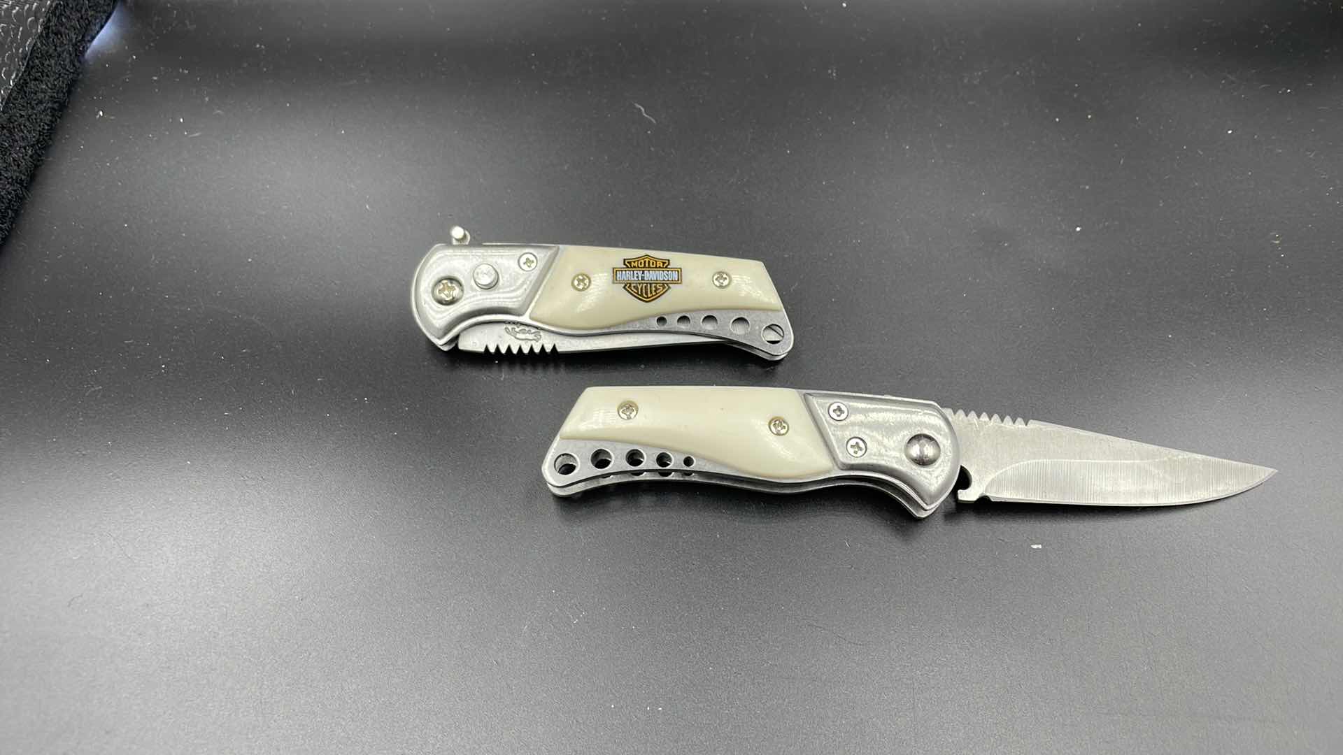 Photo 2 of SET OF TWO HARLEY DAVIDSON KNIVES SET OF TWO 6”