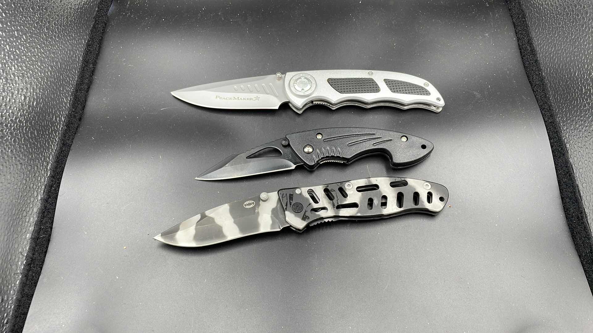 Photo 2 of FROST CUTLERY 3 PC POCKET KNIFE SET