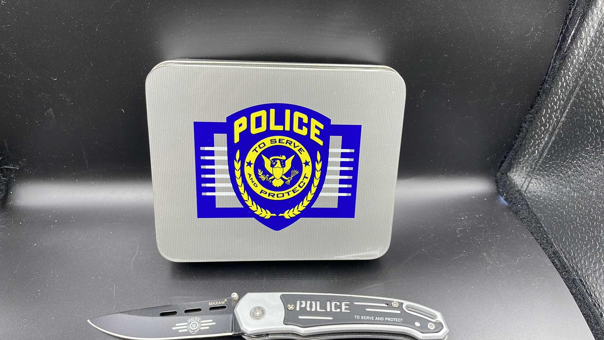 Photo 3 of MAXAM POLICE LINER LOCK KNIFE & KEY RING SET 8”