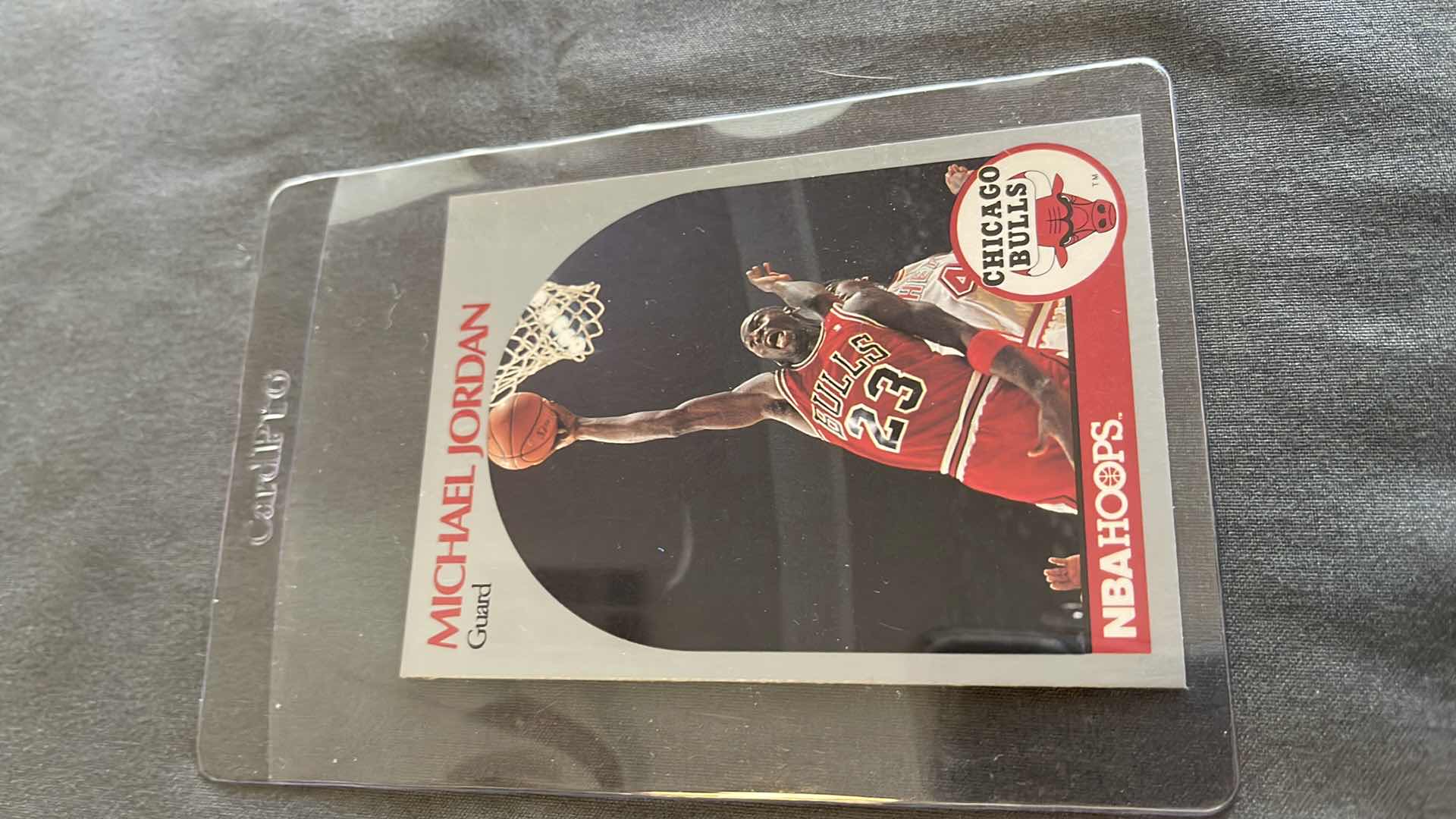 Photo 1 of 1990 MICHAEL JORDAN NBA HOOPS CARD 65