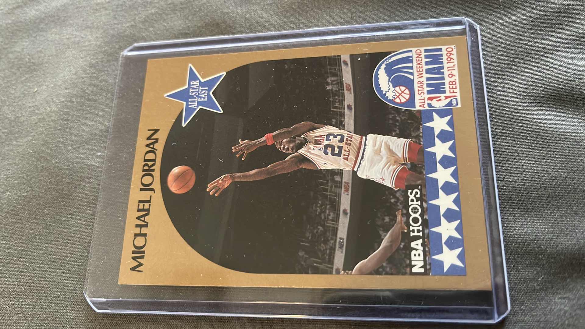 Photo 1 of 1990 MICHAEL JORDAN NBA HOOPS CARD 5