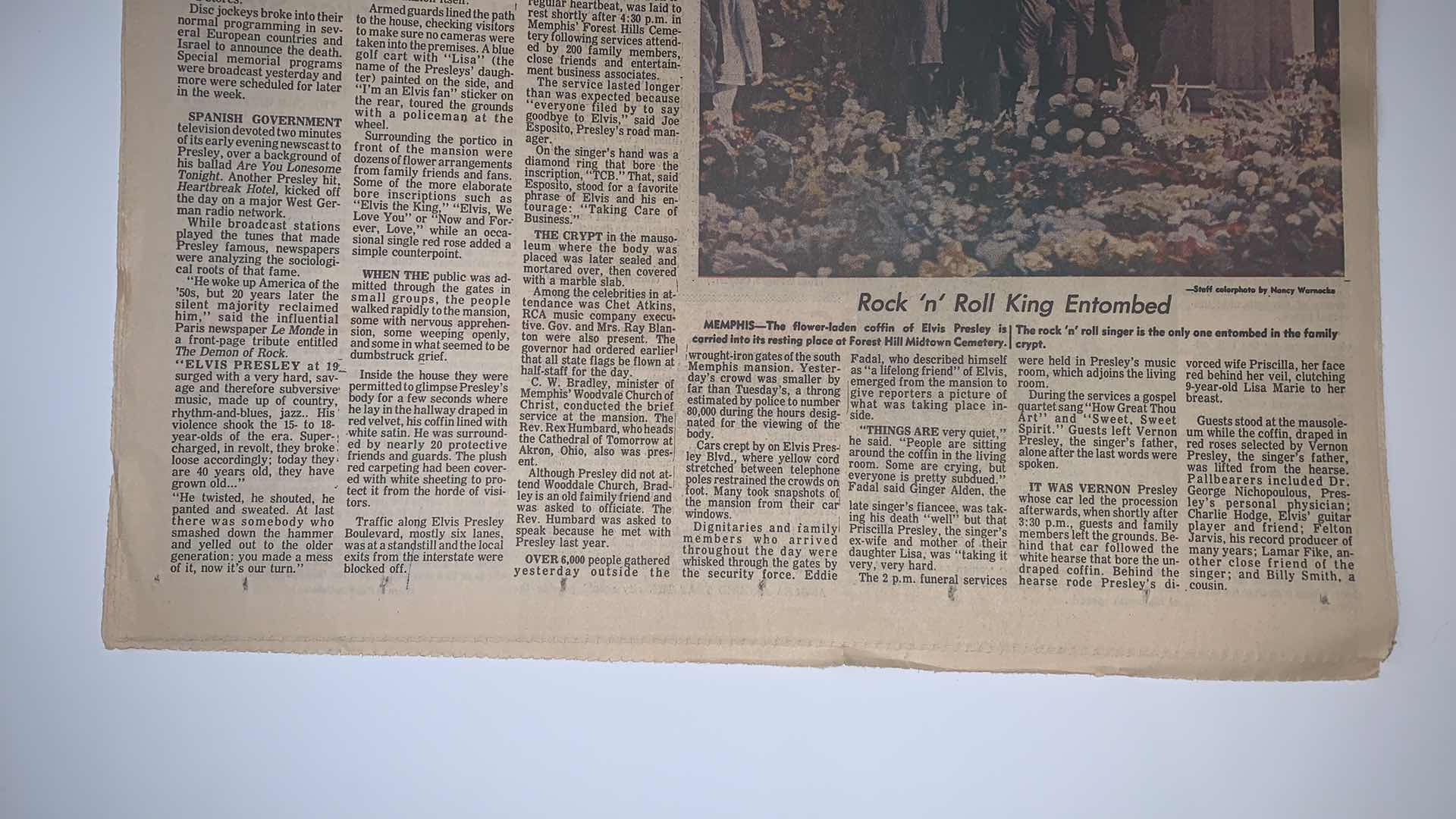 Photo 4 of AUGUST 19 1977 FANS CREATE TUMULTUOUS ELVIS SCENE NEWSPAPER