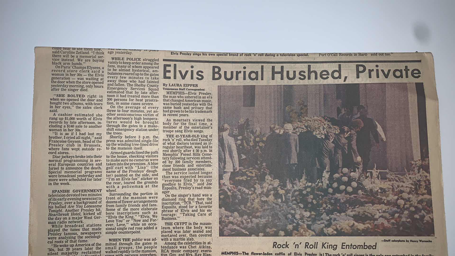 Photo 3 of AUGUST 19 1977 FANS CREATE TUMULTUOUS ELVIS SCENE NEWSPAPER