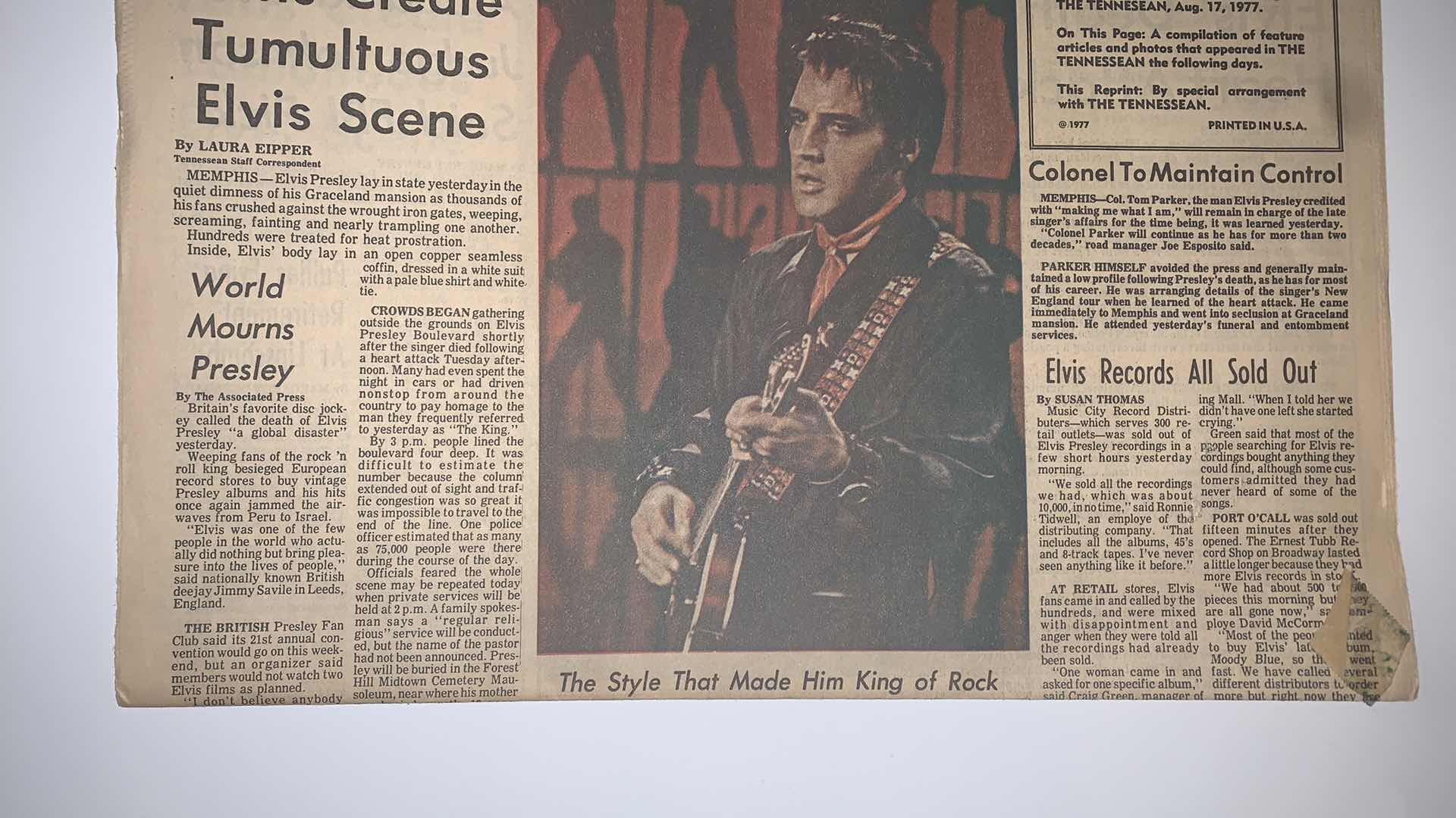 Photo 2 of AUGUST 19 1977 FANS CREATE TUMULTUOUS ELVIS SCENE NEWSPAPER