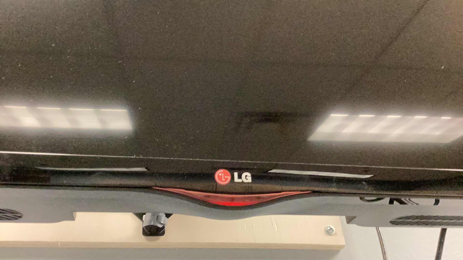 Photo 3 of LG TV MODEL 39LN5300