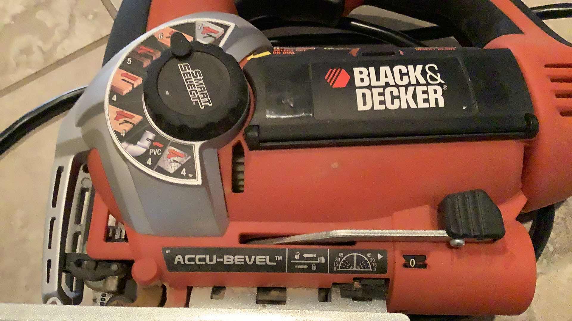 Photo 2 of BLACK AND DECKER JS660