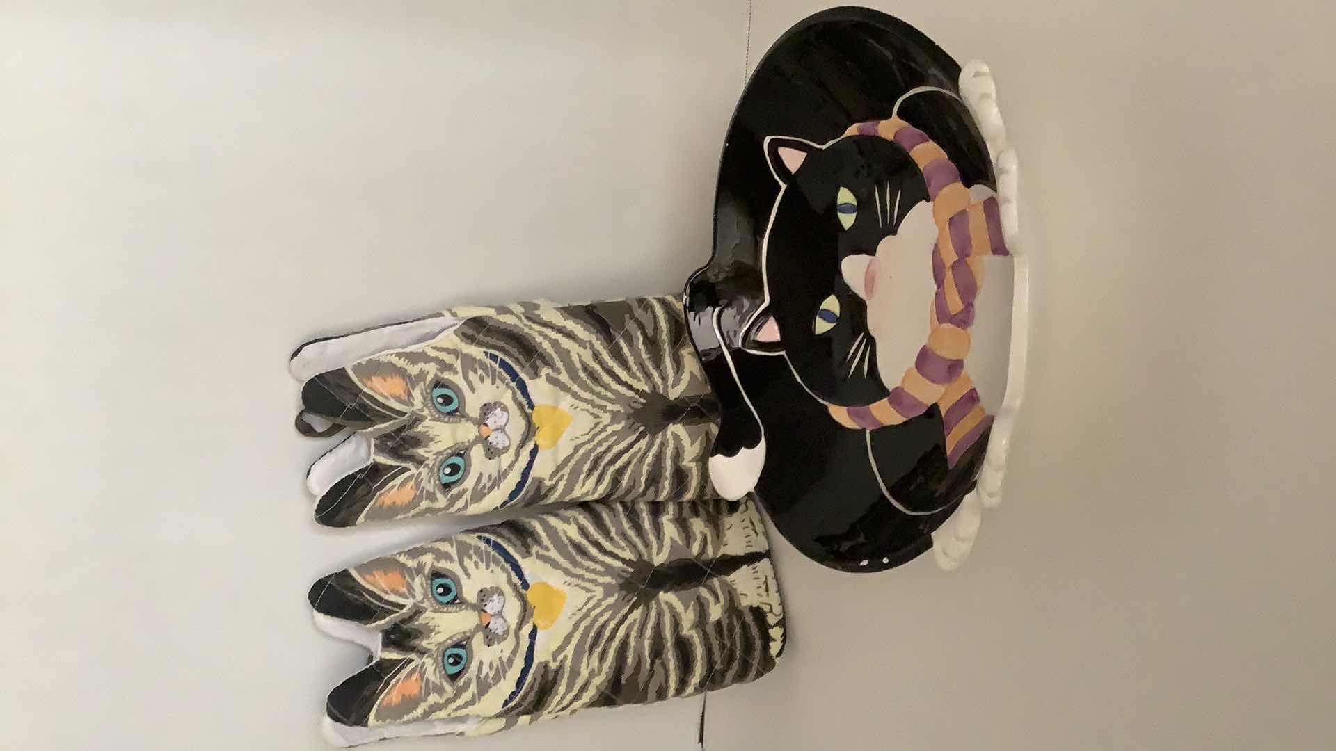 Photo 1 of CAT DESIGN SERVICE BOWL AND OVEN GLOVES