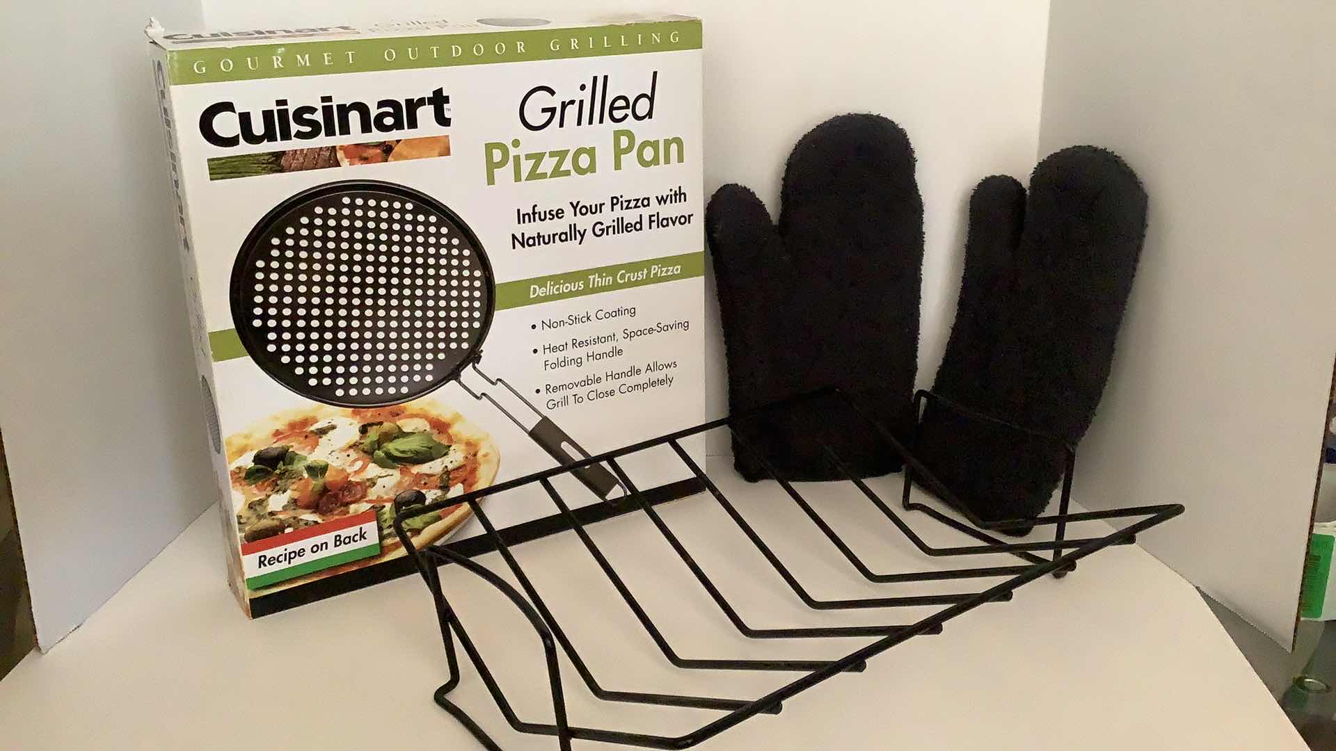 Photo 1 of OVEN RACK, GLOVES AND PIZZA PAN