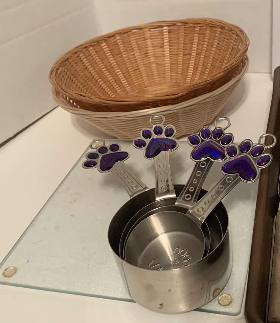 Photo 2 of KITCHEN ITEMS AND DOG INSPIRED MEASURING CUPS