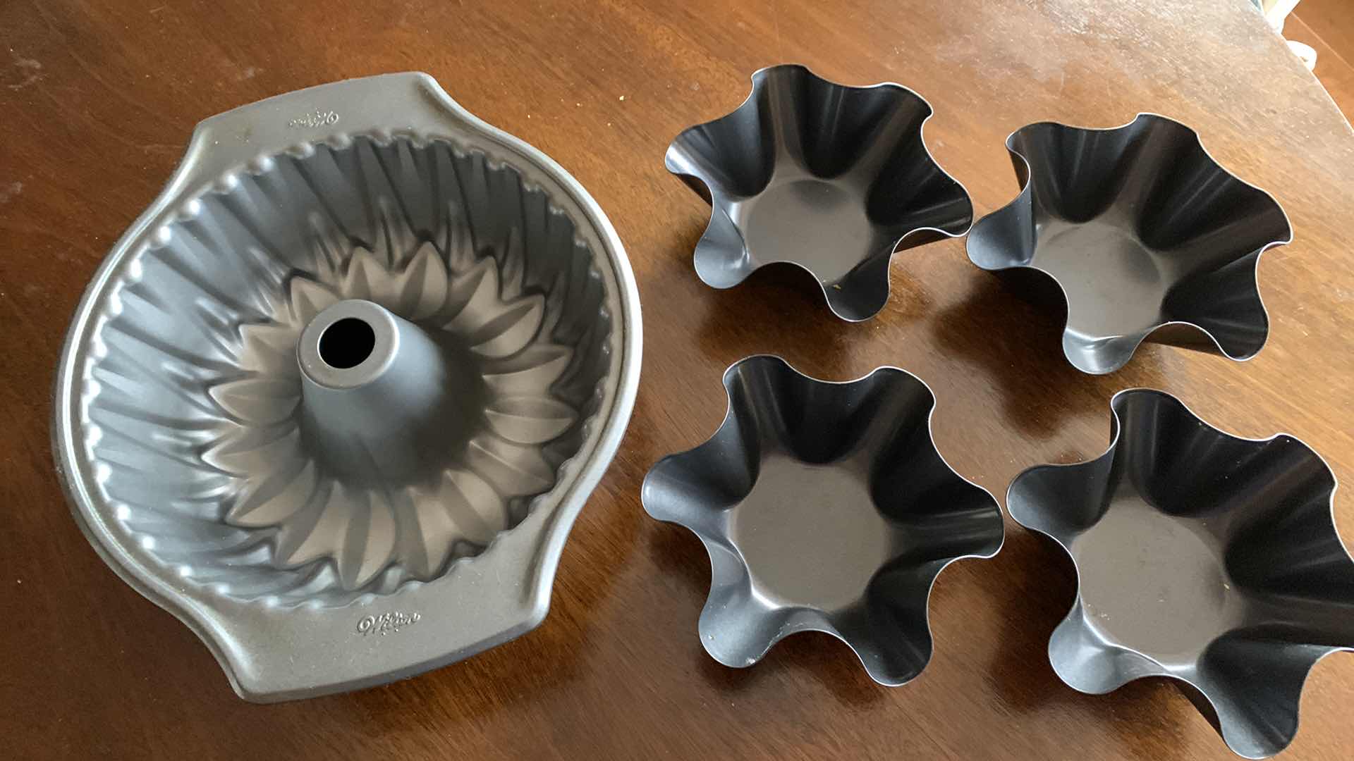 Photo 1 of BUNDT PAN AND 4 TOSTADA MOLDS