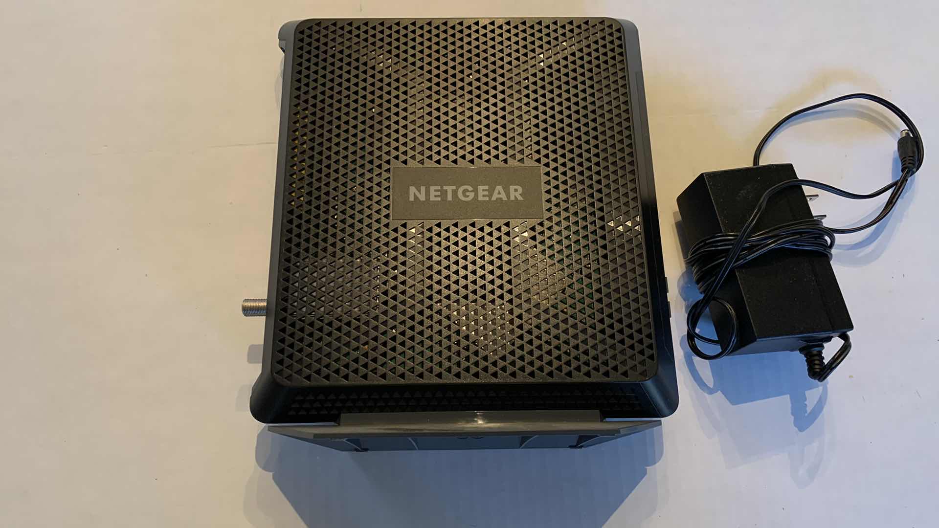 Photo 1 of NETGEAR AC1900 WI-FI CABLE MODEM ROUTER C7000V2