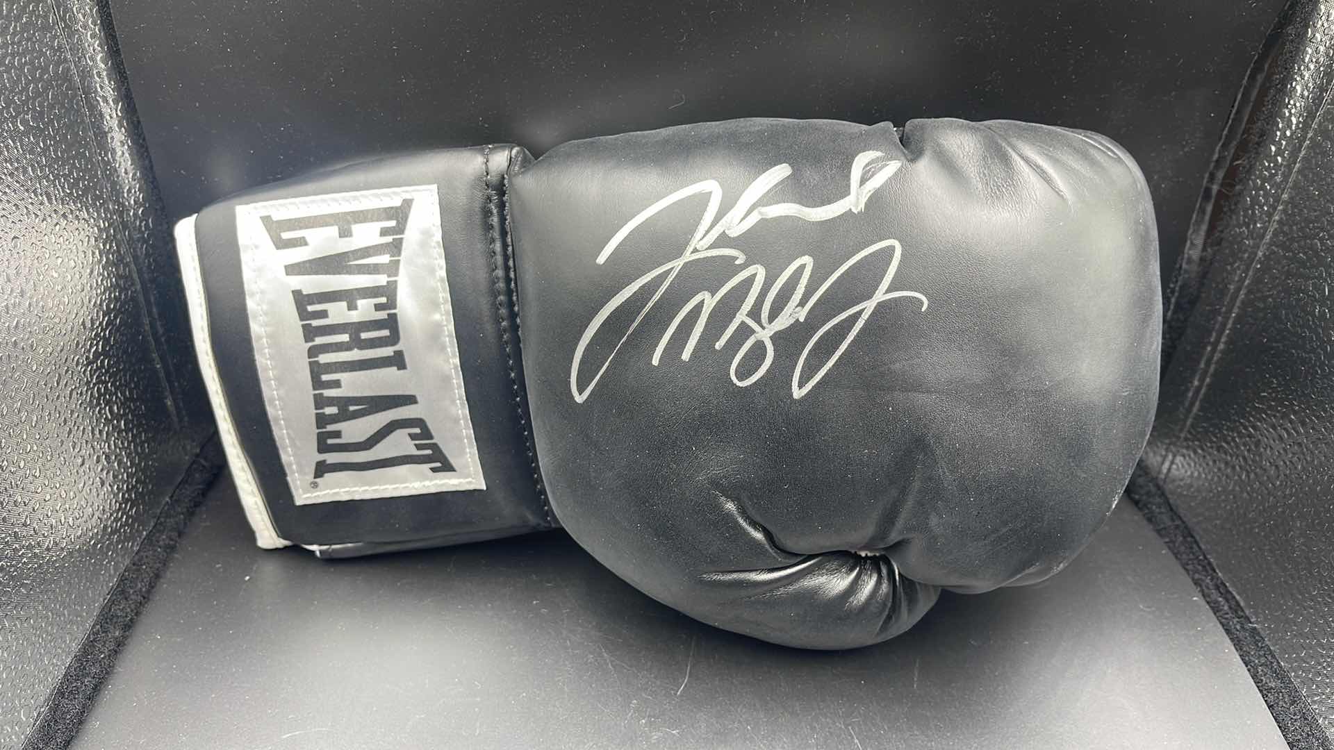 Photo 1 of FLOYD MAYWEATHER JR AUTOGRAPHED BOXING GLOVE