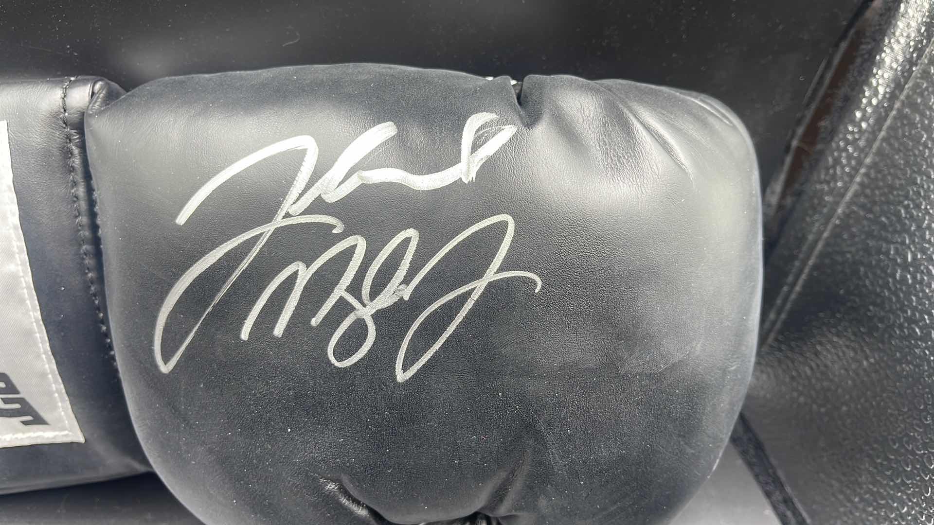 Photo 2 of FLOYD MAYWEATHER JR AUTOGRAPHED BOXING GLOVE