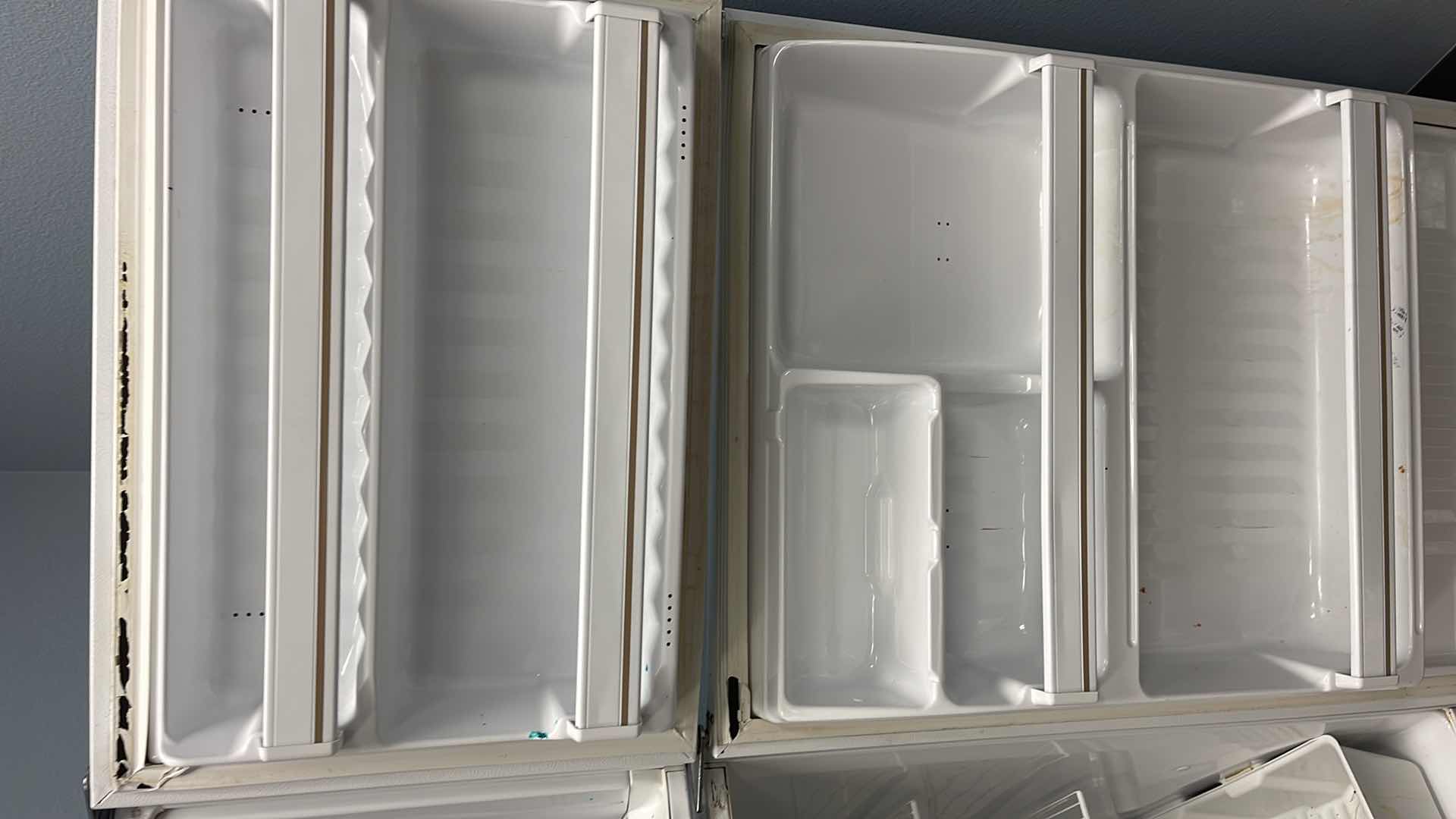 Photo 4 of HOTPOINT REFRIGERATOR & FREEZER 29” X 29” H65 (WORKING)