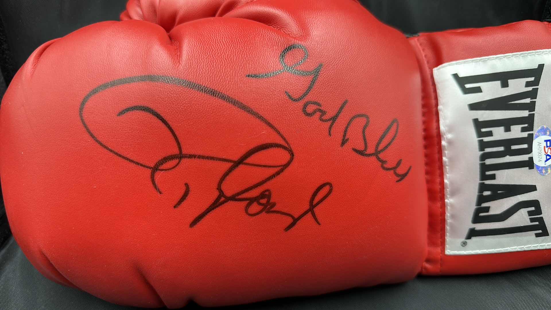 Photo 2 of ROY JONES JR. AUTOGRAPHED EVERLAST BOXING GLOVE AUTHENTICITY VERIFIED BY SELLER