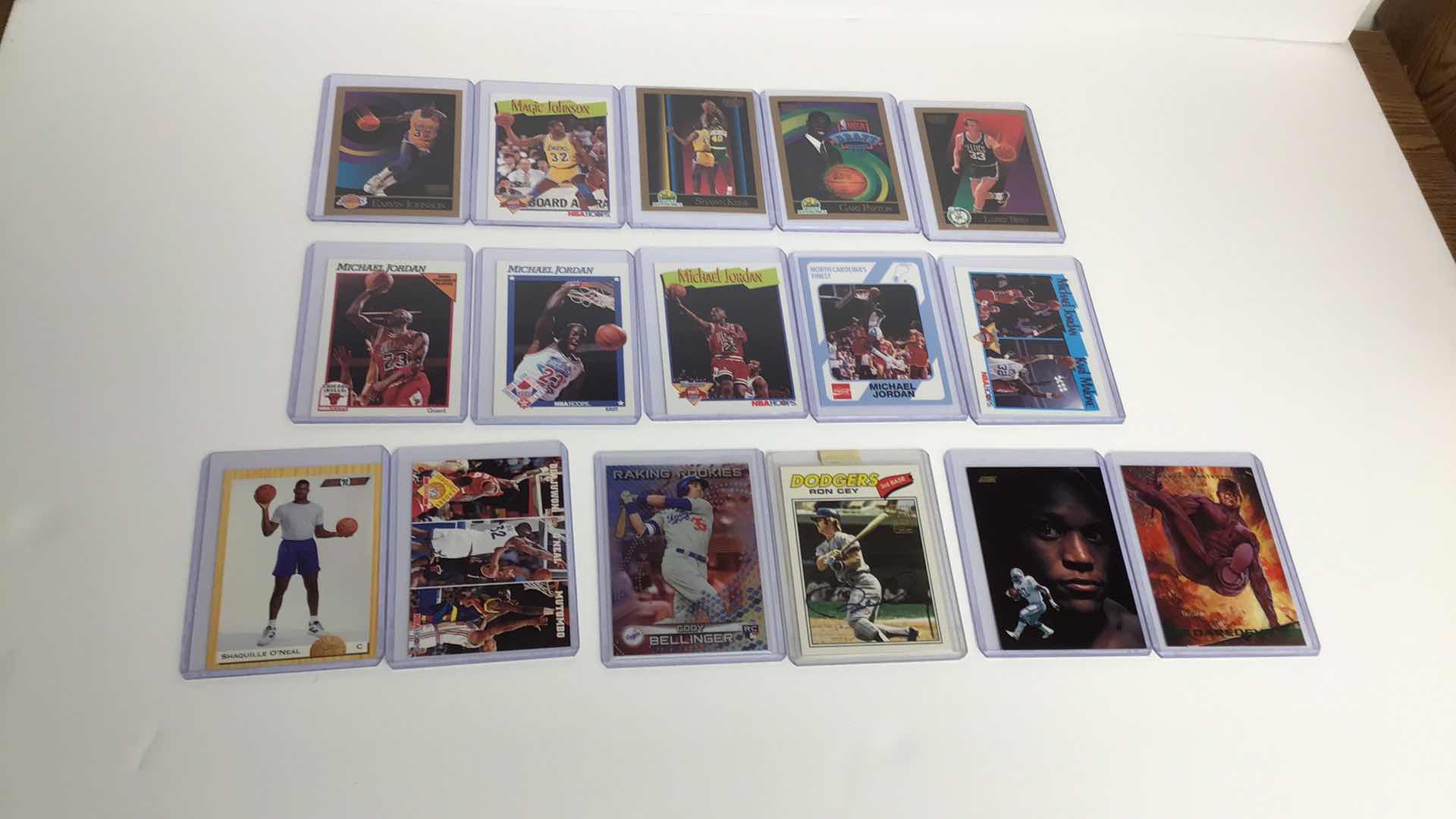 Photo 1 of $40 LOT OF 16 MISC SKYBOX CARDS IN SLEEVES NBA, NFL, MLB*