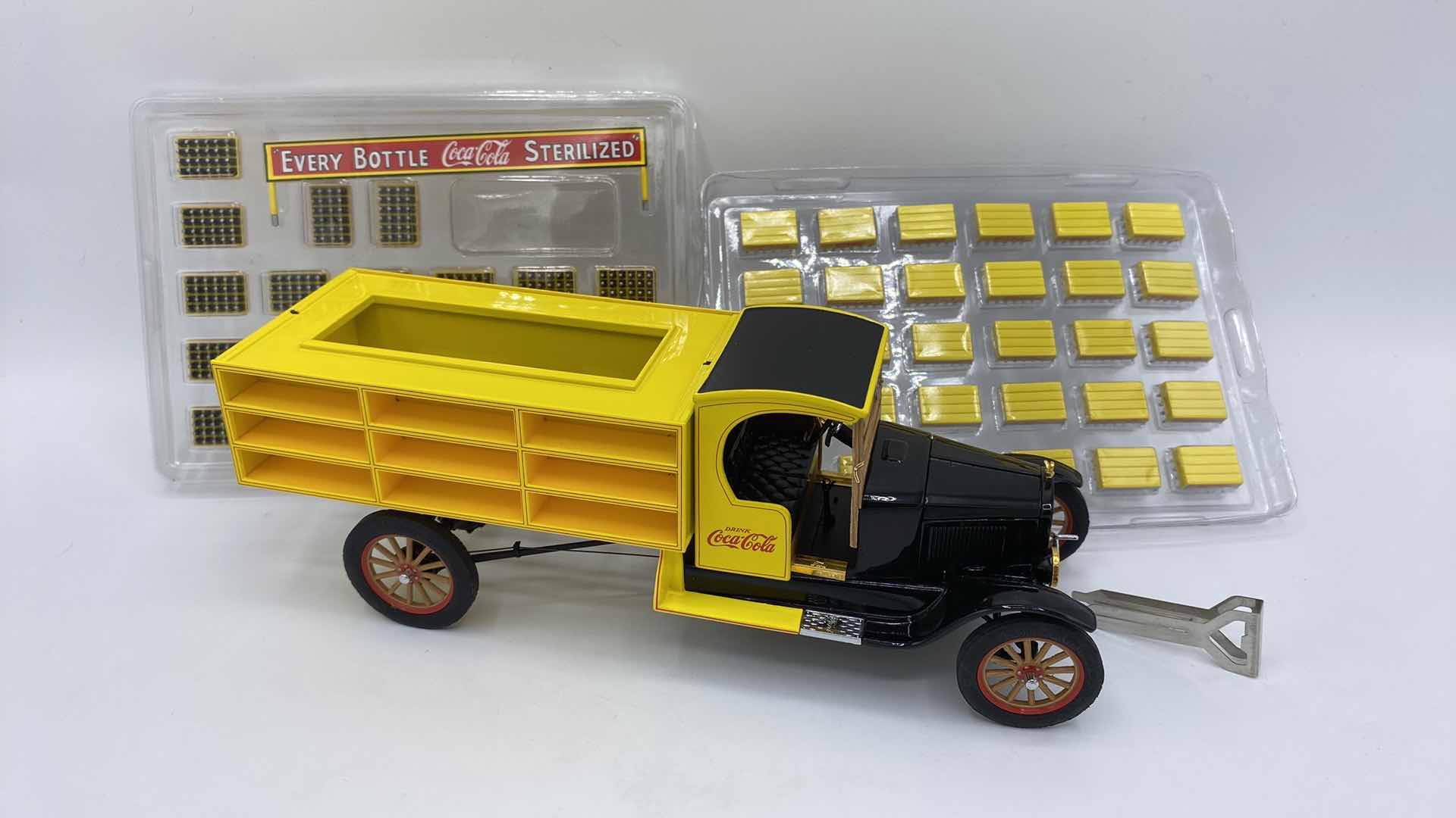 Photo 2 of DANBURY MINT 1927 COCA COLA DELIVERY TRUCK DIE 1:24 BOX $145