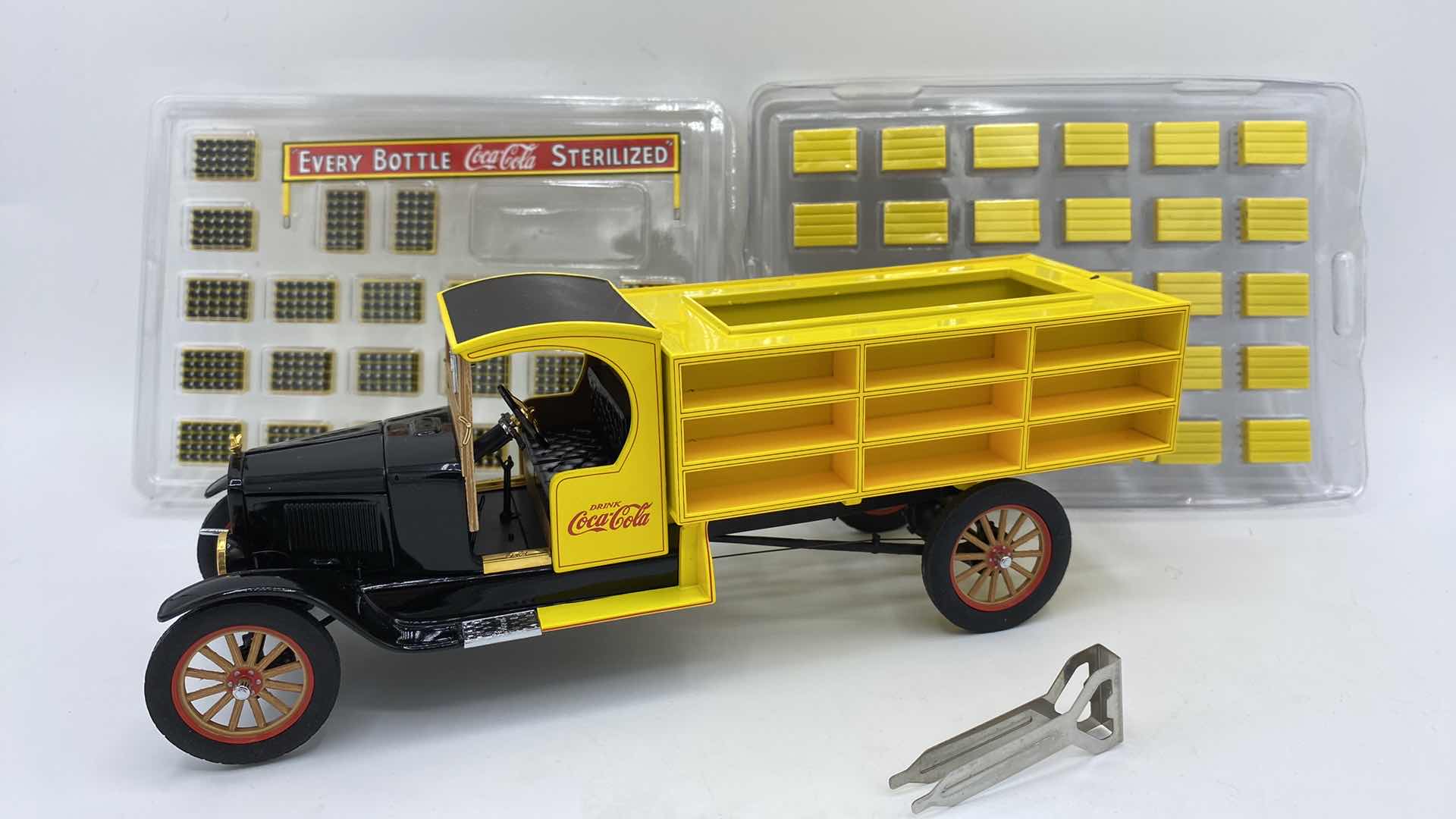 Photo 1 of DANBURY MINT 1927 COCA COLA DELIVERY TRUCK DIE 1:24 BOX $145