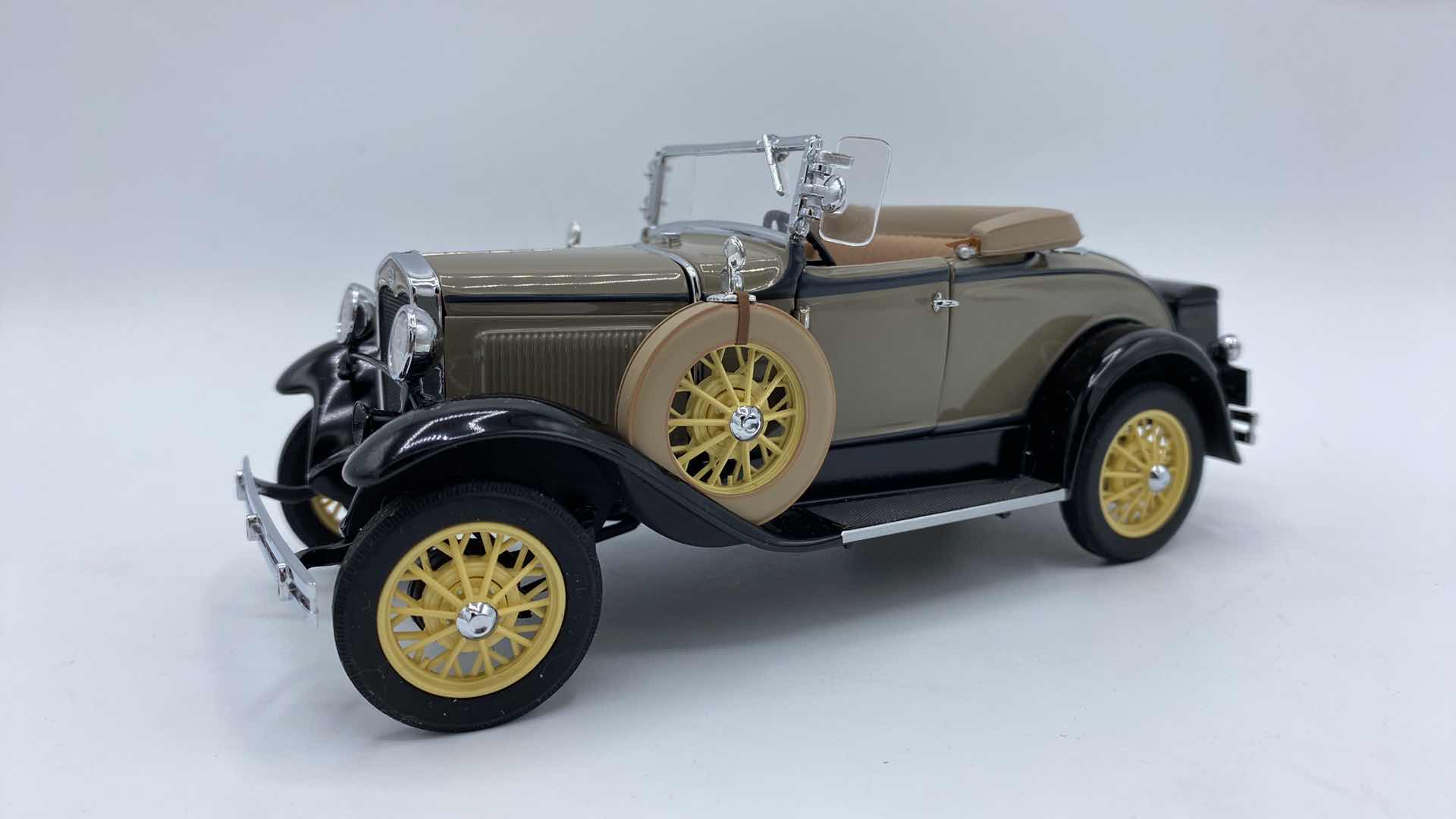 Photo 3 of DANBURY MINT 1931 FORD MODEL A ROADSTER DIE  1:24. BOX INCLUDED $199