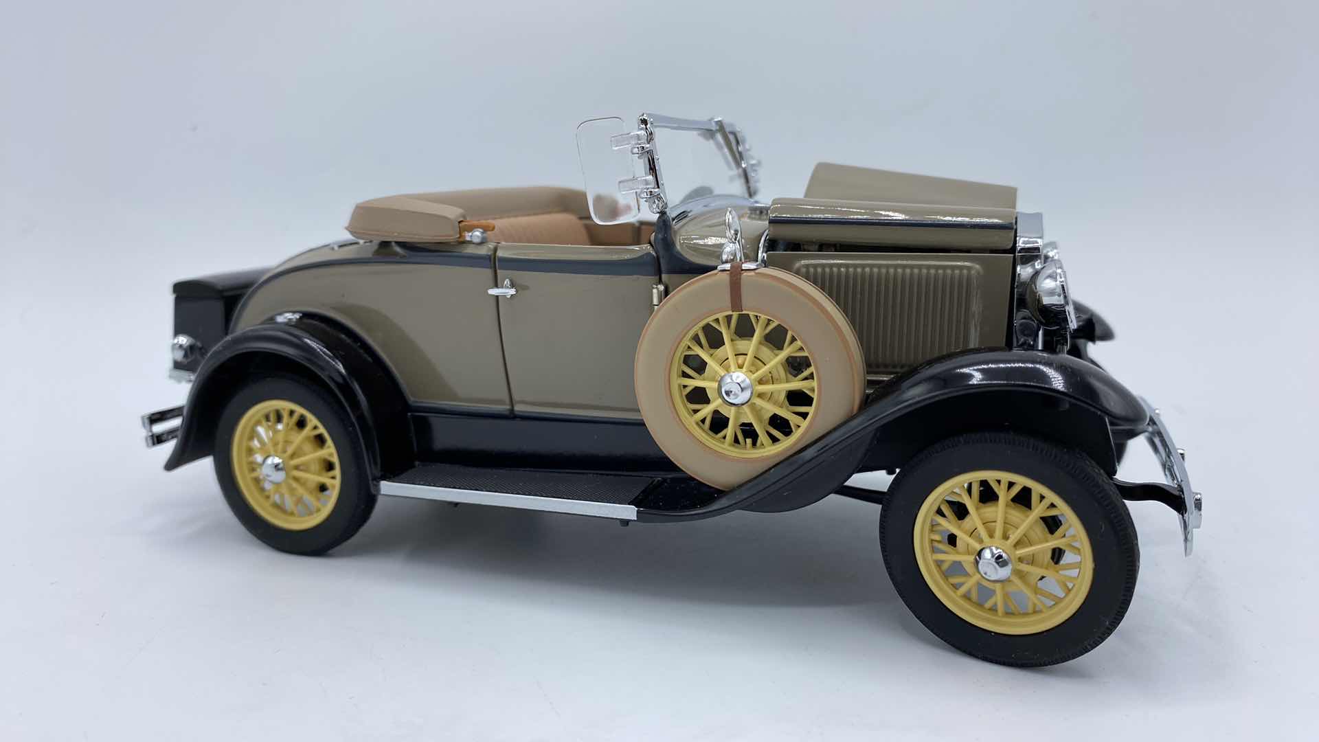 Photo 2 of DANBURY MINT 1931 FORD MODEL A ROADSTER DIE  1:24. BOX INCLUDED $199