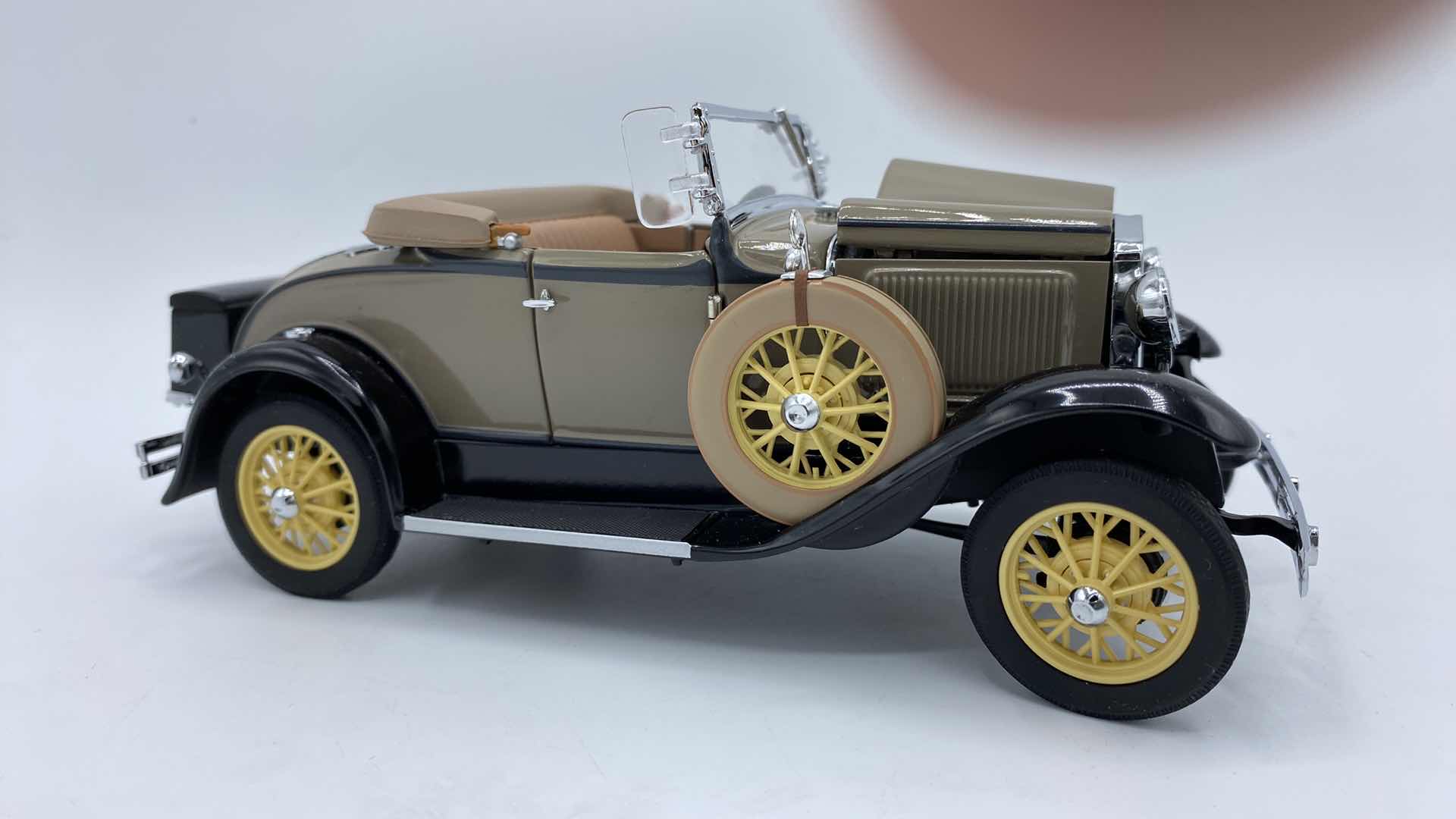 Photo 1 of DANBURY MINT 1931 FORD MODEL A ROADSTER DIE  1:24. BOX INCLUDED $199