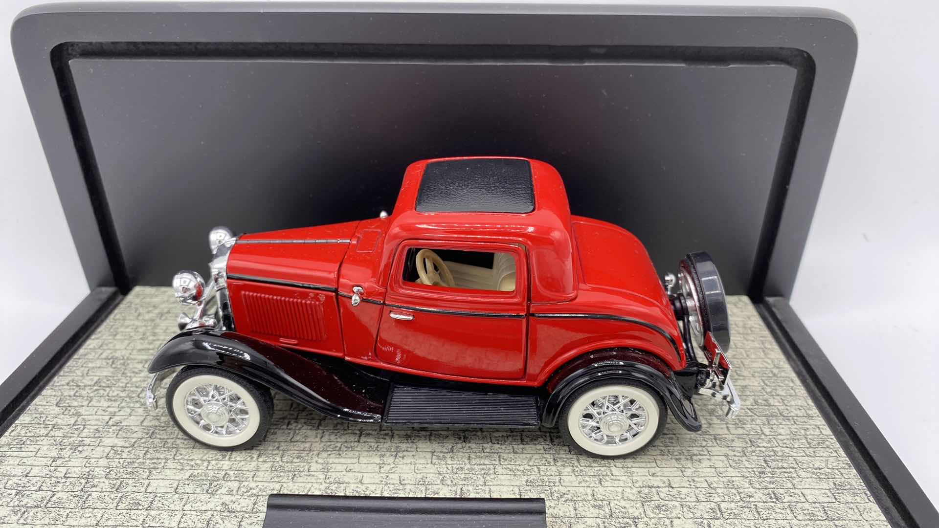 Photo 2 of 1932 FORD 3 WINDOW COUPE SCALE 1:18? AND MORE