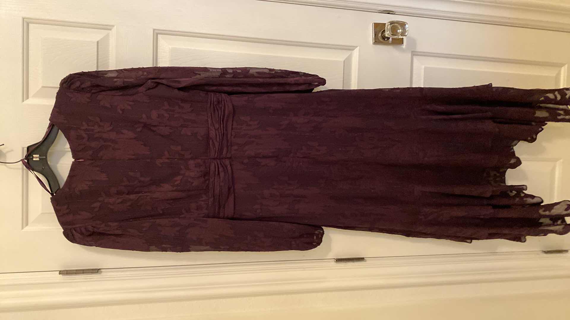 Photo 4 of WOMENS XSCAPE SIZE 10 PLUM COLOR MIDI DRESS (WORN 1 TIME)