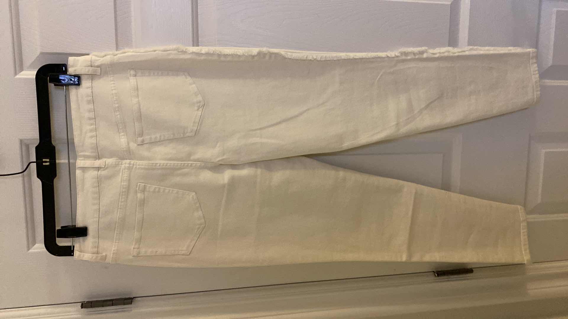 Photo 5 of WOMENS SIZE 8 NEW NO TAG LOGO BY  LORI GOLDSTEIN WHITE SKINNY FRAYED SEAM ANKLE JEANS