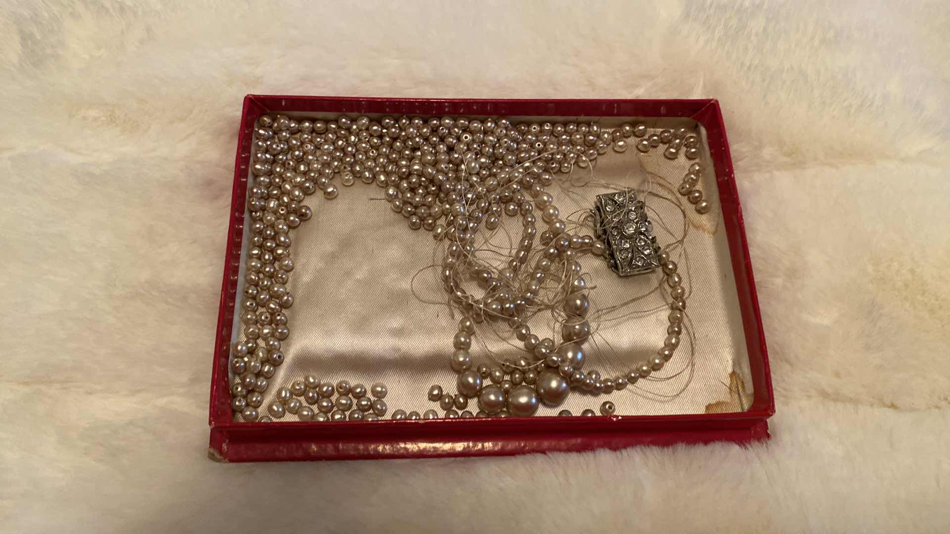 Photo 7 of VINTAGE 1940’s SEQUIN AND BEADED CLUTCH 9 1/4” X 5 1/2” AND PEARLS NECKLACE (NECKLACE NEEDS RESTRINGING)