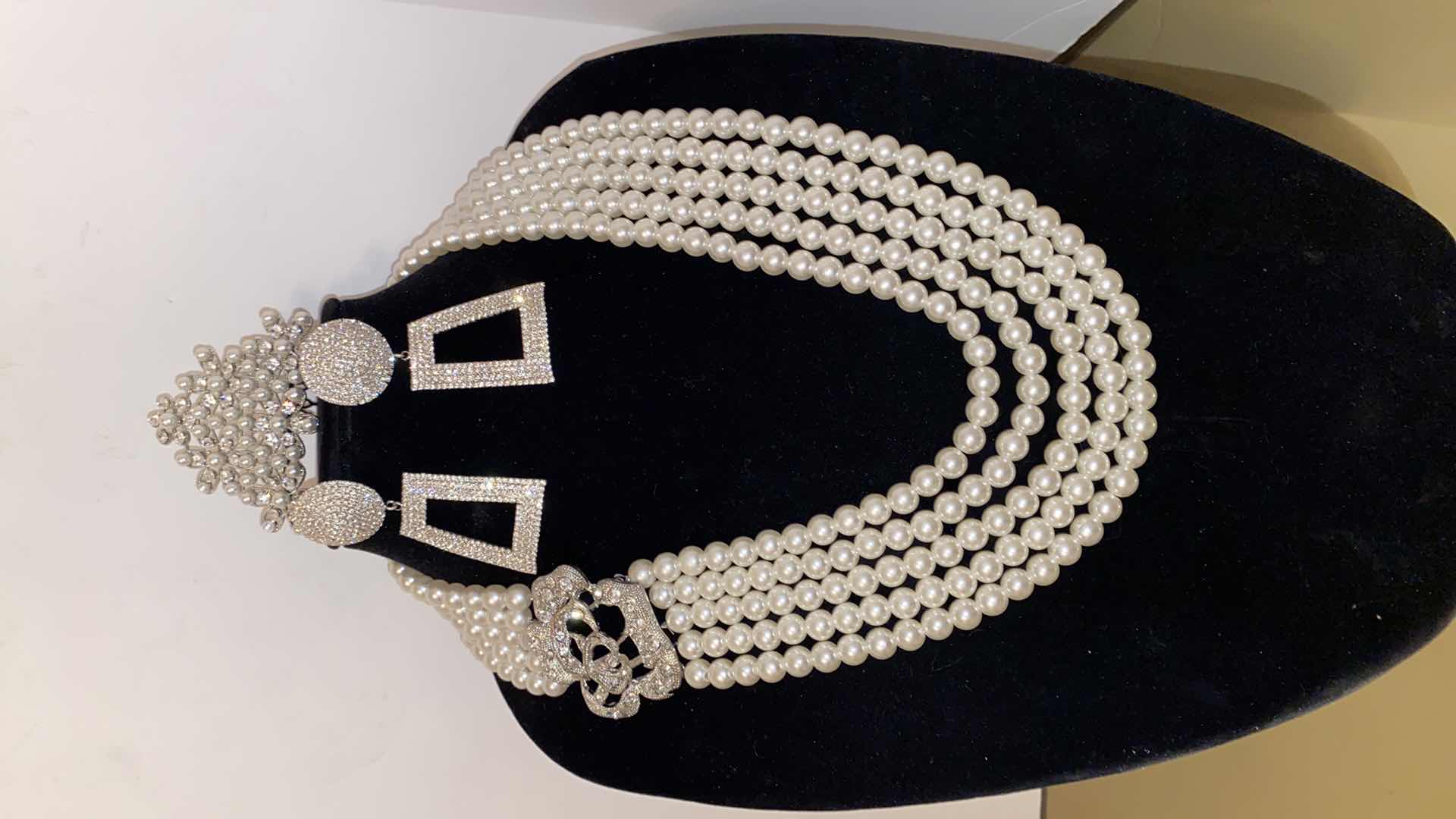 Photo 1 of COSTUME JEWELRY NECKLACE EARRINGS & HAIR COMB