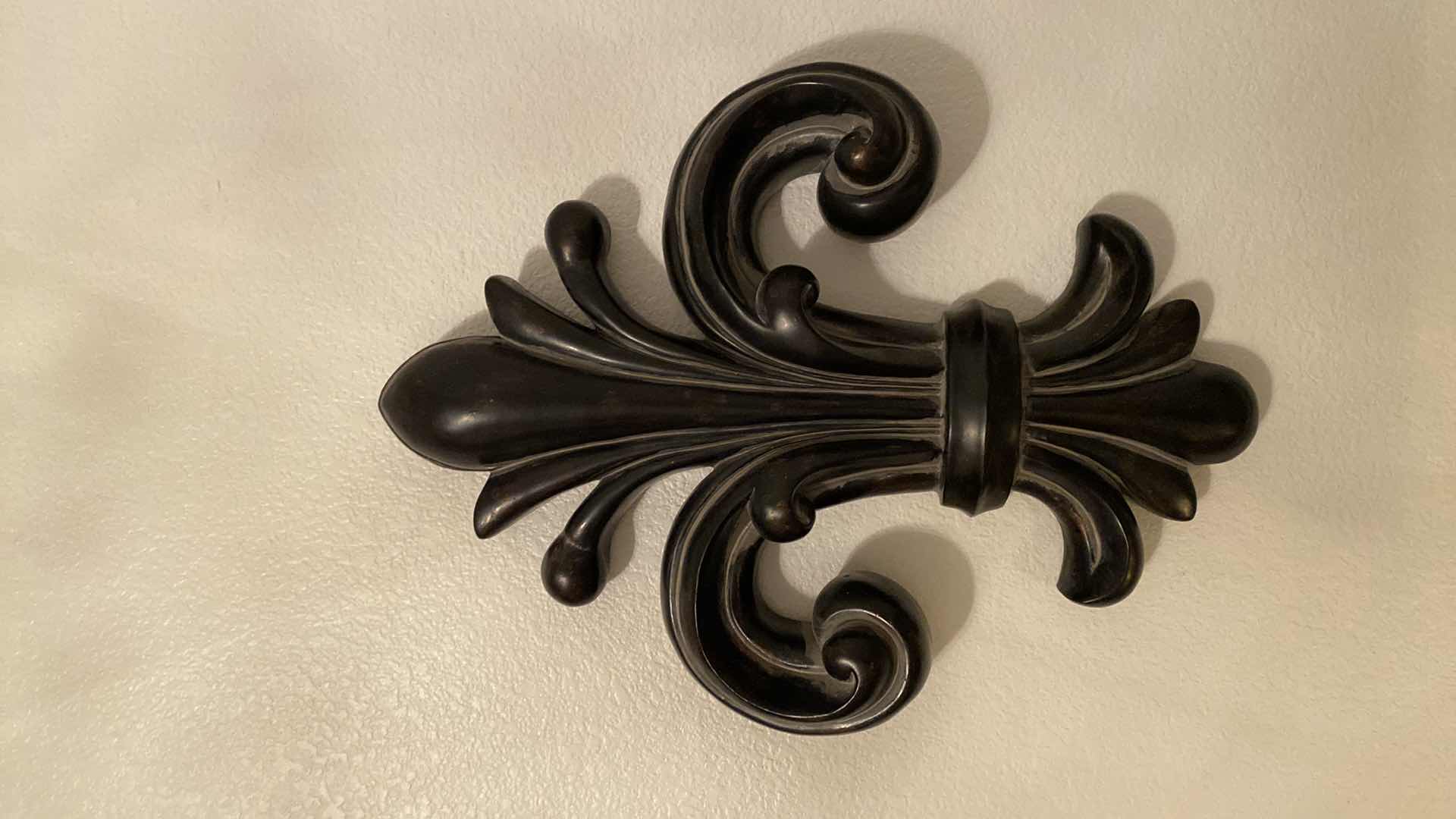 Photo 2 of WOOD FLEUR DE LIS 18” X 24”