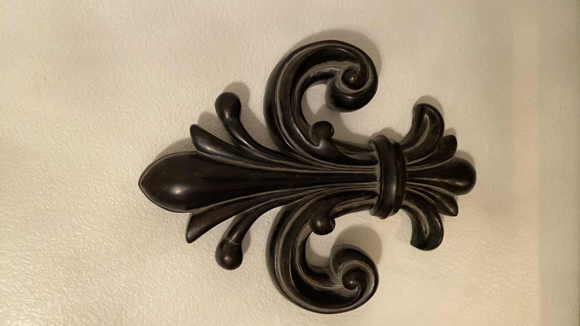 Photo 3 of WOOD FLEUR DE LIS 18” X 24”