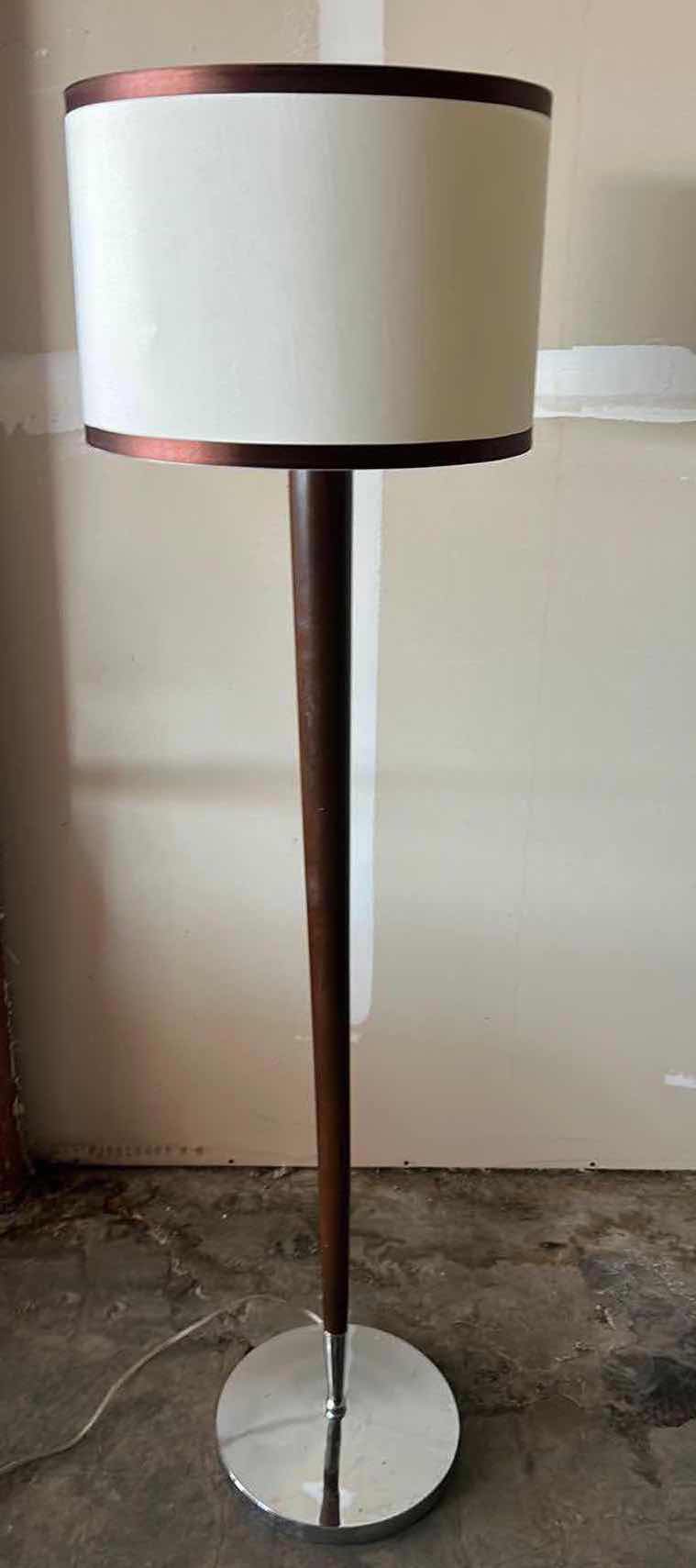 Photo 1 of FLOOR LAMP 5’