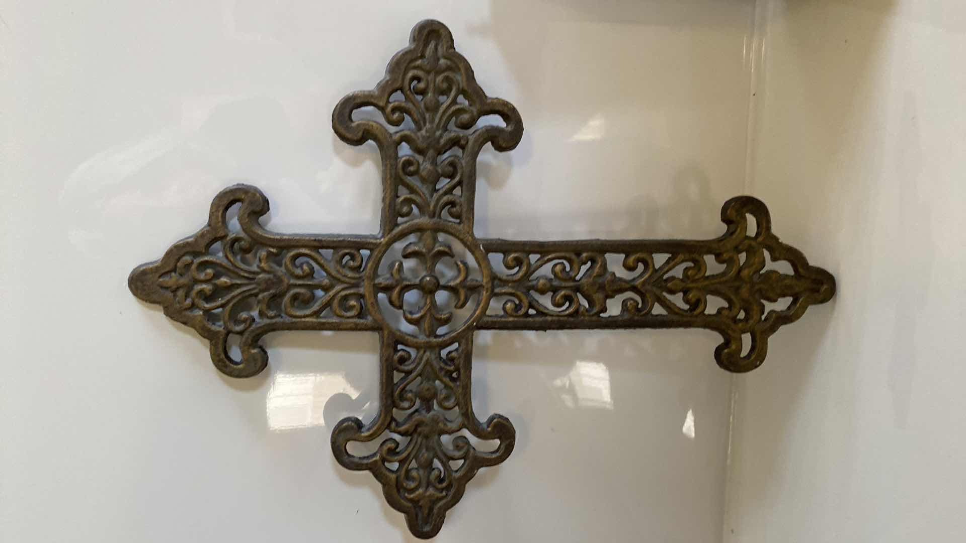 Photo 1 of HOWARD MILLER NASS MANTLE CLOCK 8 1/2“ x 9 1/2“ AND METAL CROSS H 17”