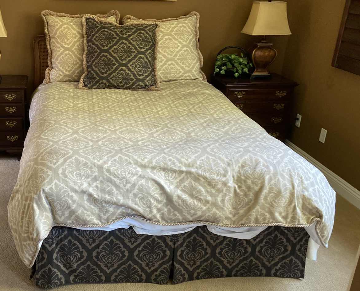 Photo 1 of LUXURY EDITIONS QUEEN BEDDING WITH DOWN INSERT DUVET AND PILLOWS