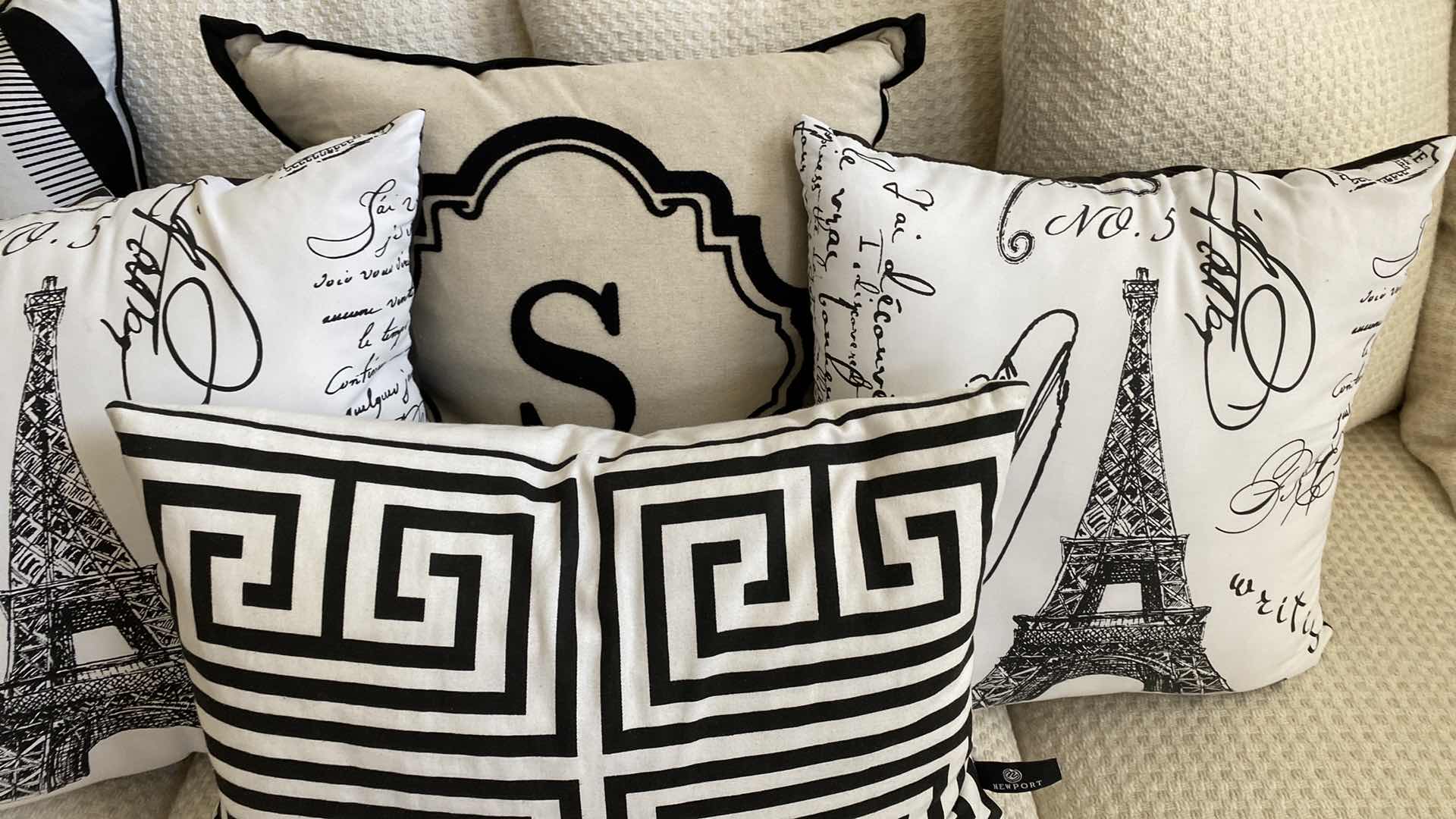 Photo 3 of 6 BLACK AND WHITE TOSS PILLOWS