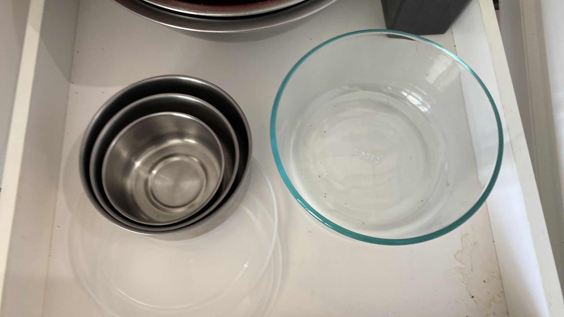 Photo 2 of CONTENTS OF KITCHEN CABINET SHELF - MIXING BOWLS