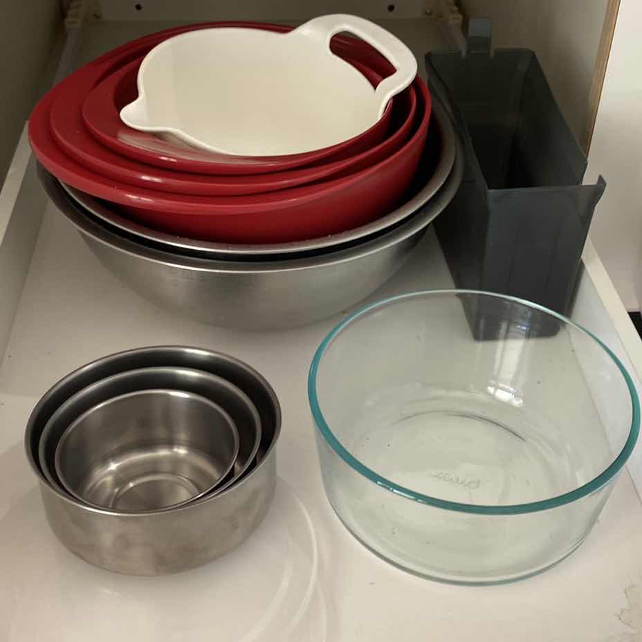 Photo 1 of CONTENTS OF KITCHEN CABINET SHELF - MIXING BOWLS