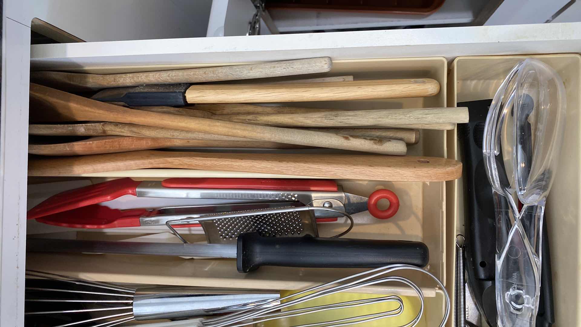 Photo 5 of CONTENTS KITCHEN CABINET 2 DRAWERS - UTENSILS